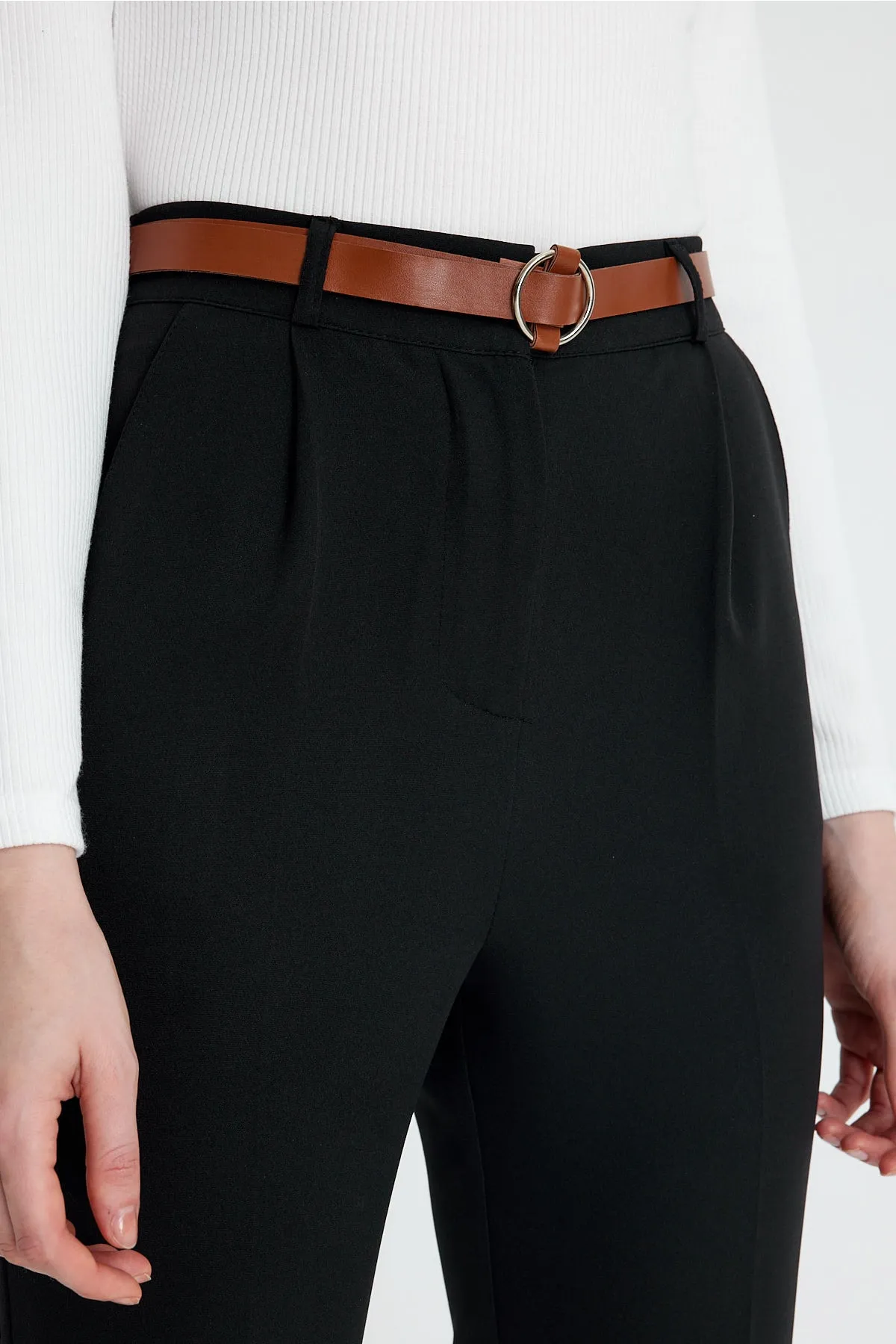 macharelbasic  Saisonale Stoffhose für Damen mit schmalem Bein und Faltengürtel in Schwarz
