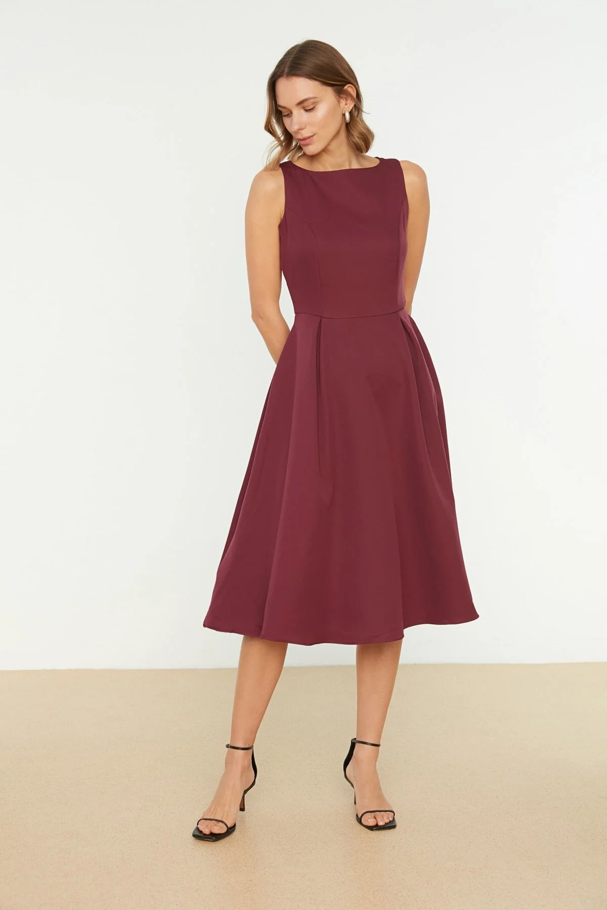 Trendyol Collection  Midi-Plissee-Webkleid in Pflaumenblau mit Taille TWOSS20EL0980