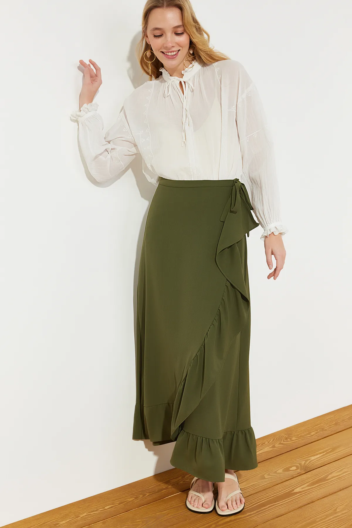 Trendyol Modest  Dunkelkhakifarbener Wickelrock mit Volant und Webmuster TCTSS21ET0579