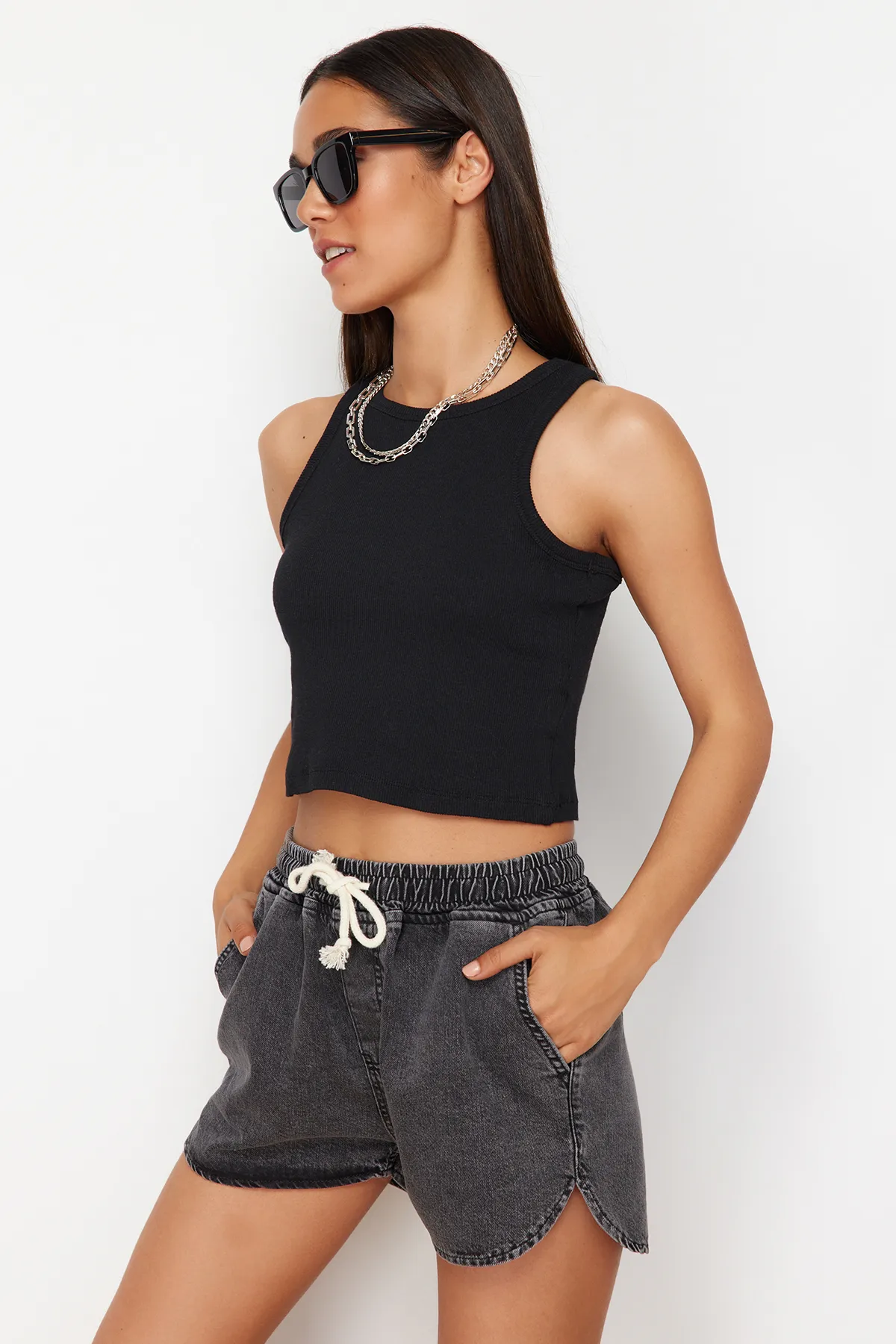 Trendyol Collection  Schwarze Jeansshorts mit hoher Taille und elastischem Bund TWOSS24SR00133