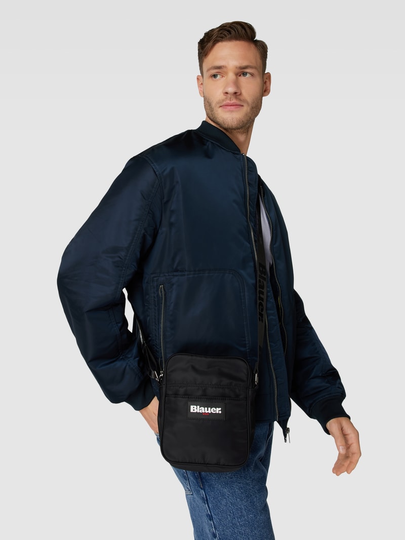 Umhängetasche mit Label-Patch Modell 'SPLASH' in schwarz