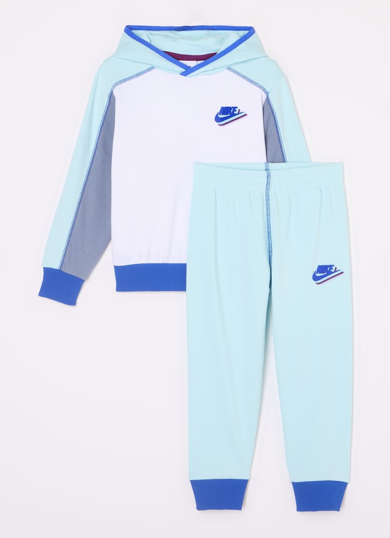 Dwuczęściowy komplet Nike: bluza z kapturem i spodnie dresowe.