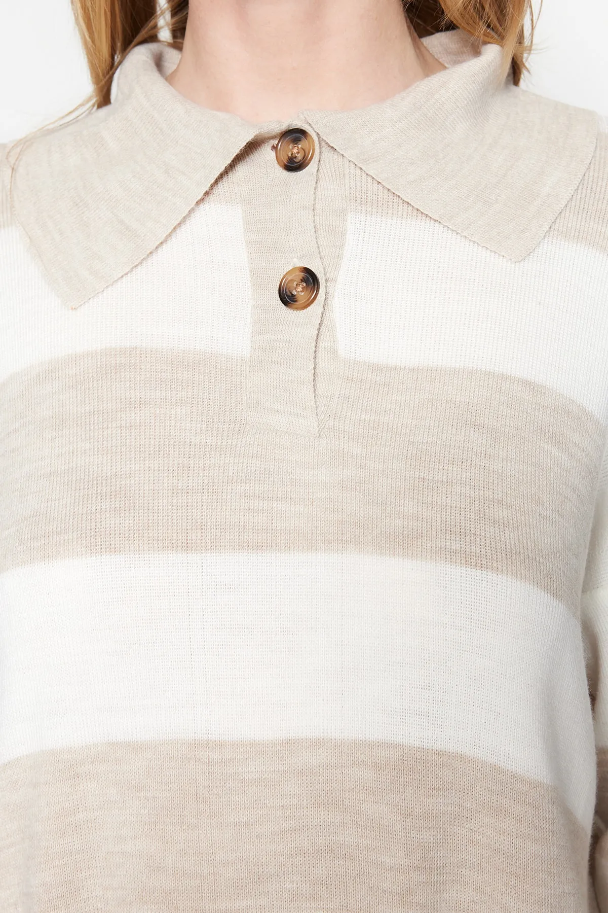 Trendyol Modest  Gestreifter Strickpullover mit Polokragen in Steinoptik TCTAW23KZ00039