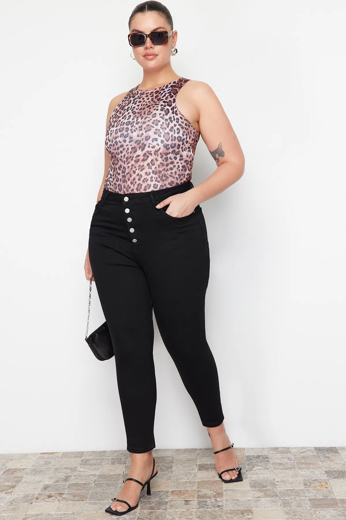 Trendyol Curve  Schwarze Skinny-Jeans mit hoher Taille und Knopfleiste vorne TBSSS22JE0373