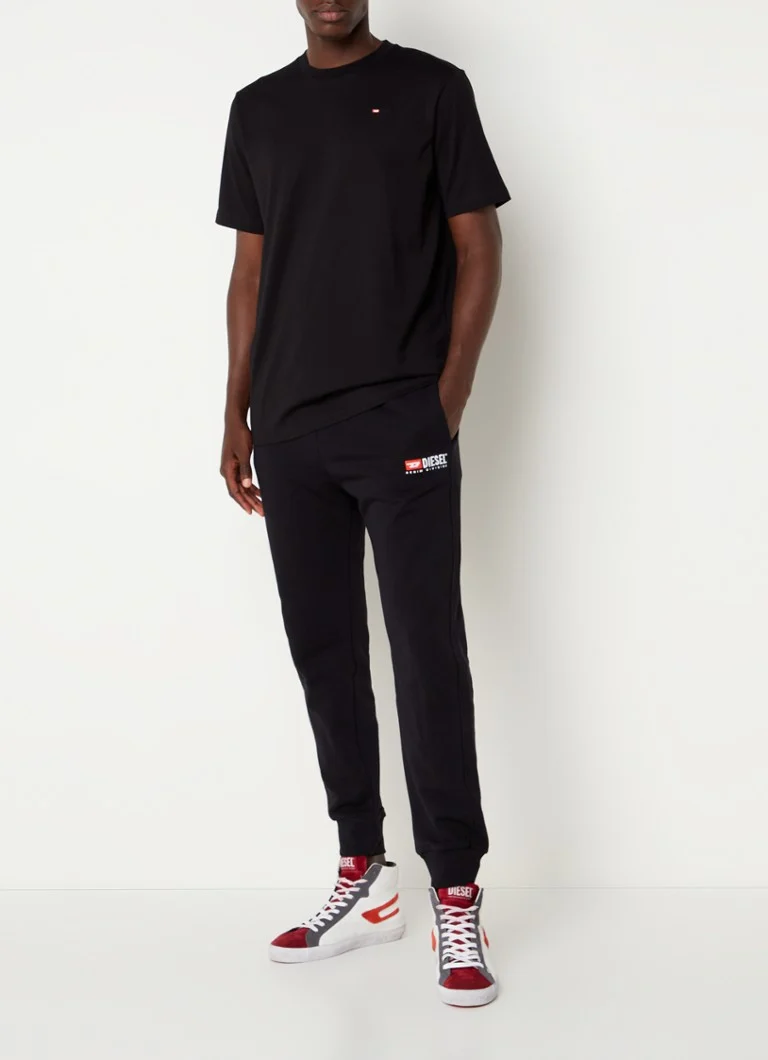Diesel Microdiv -t-paita, jossa logobrodeeraus