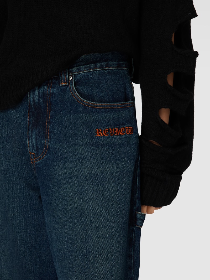 Jeans mit Motiv-Stitching in blau