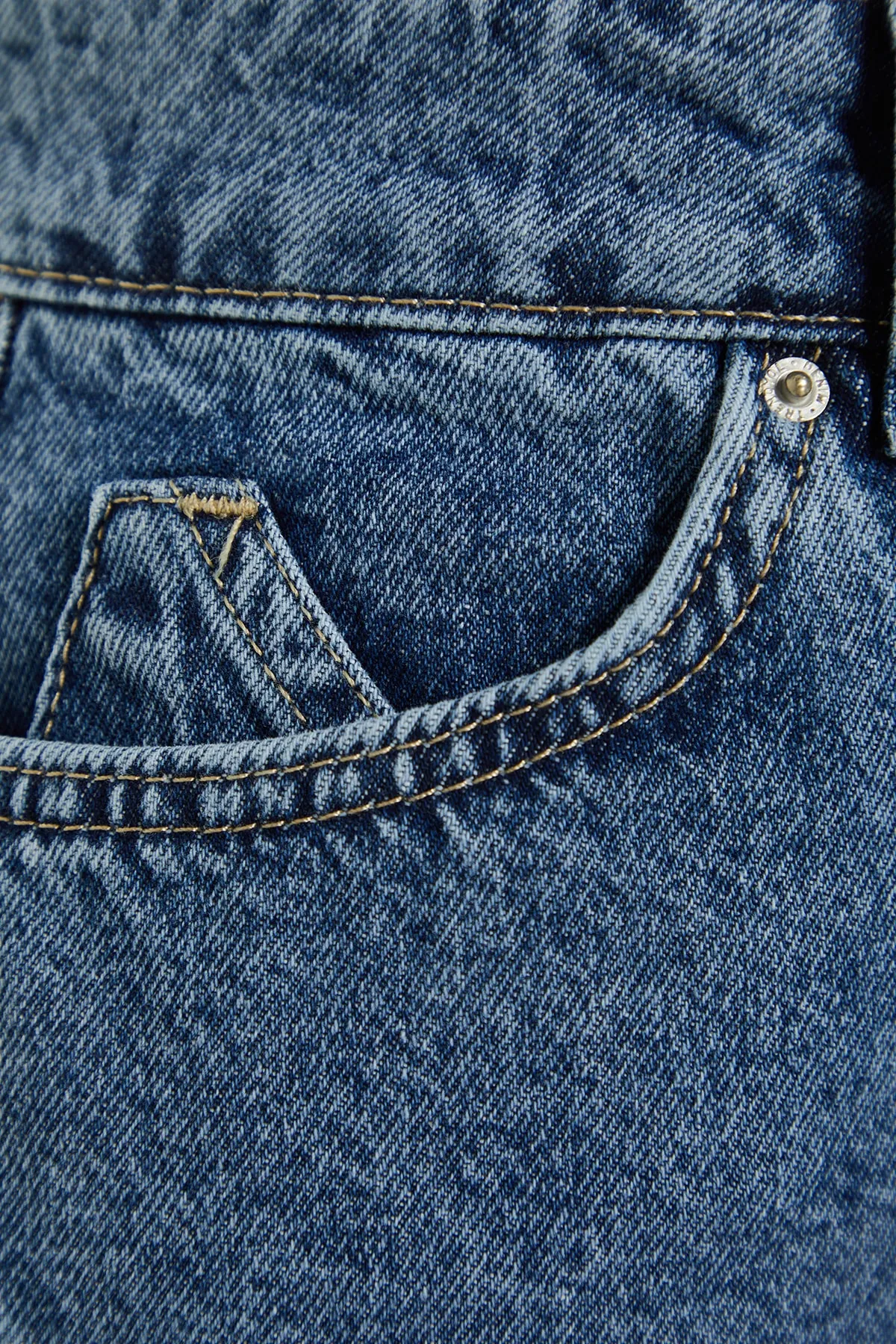 Trendyol Collection  Blauer Mini-Jeansrock mit Schlitz in Limited Edition TWOSS23ET00347