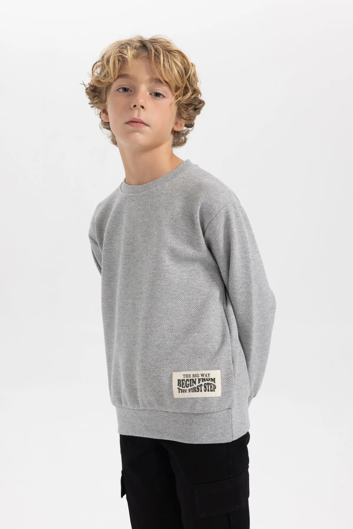 DeFacto  Jungen-Sweatshirt mit normaler Passform und Rundhalsausschnitt
