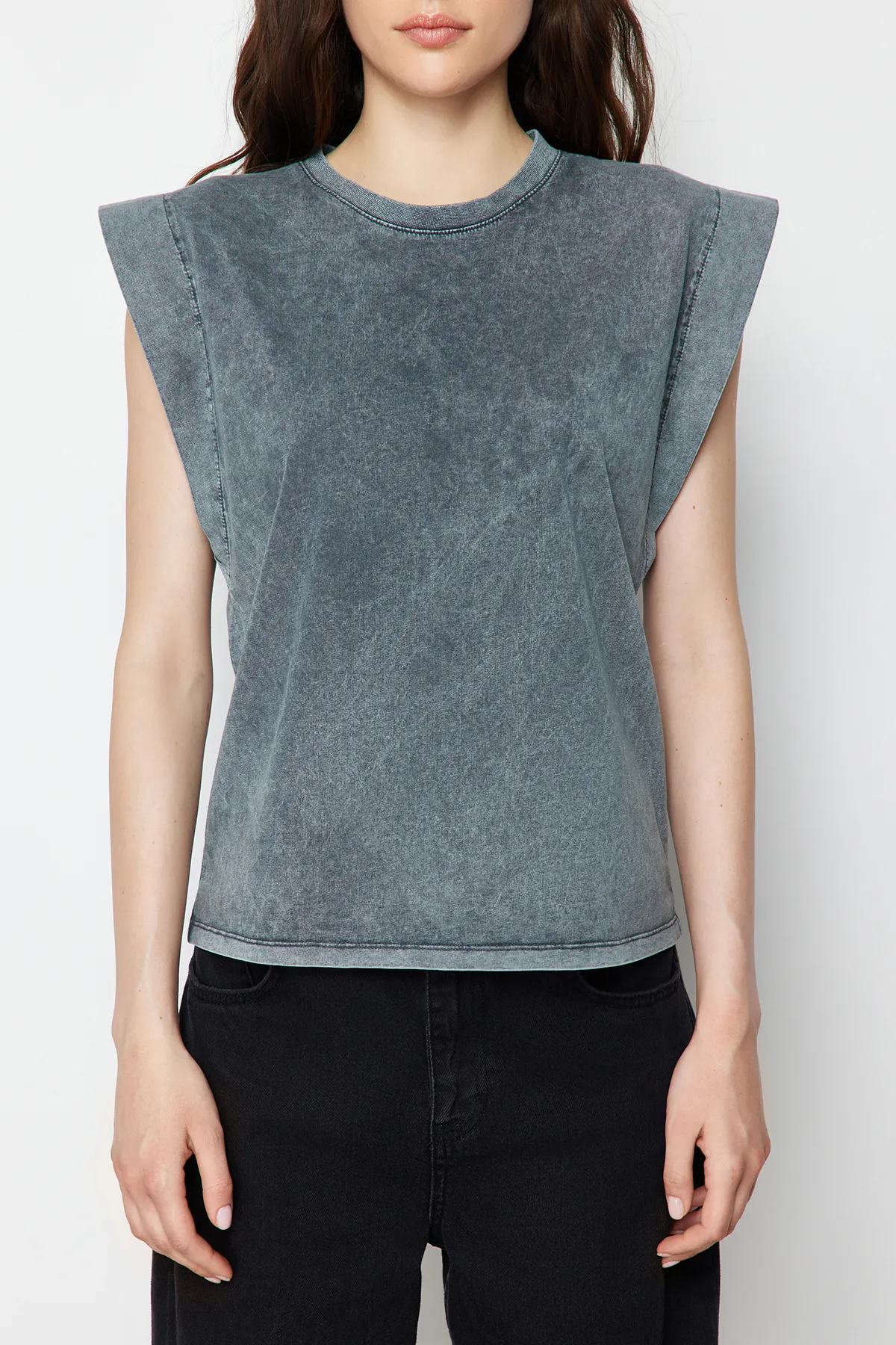 Trendyol Collection  Anthrazit*001 Basic-Strick-T-Shirt aus 100 % Baumwollwatte mit verblasstem Effekt und Rundhalsausschnitt TWOSS20TS0021