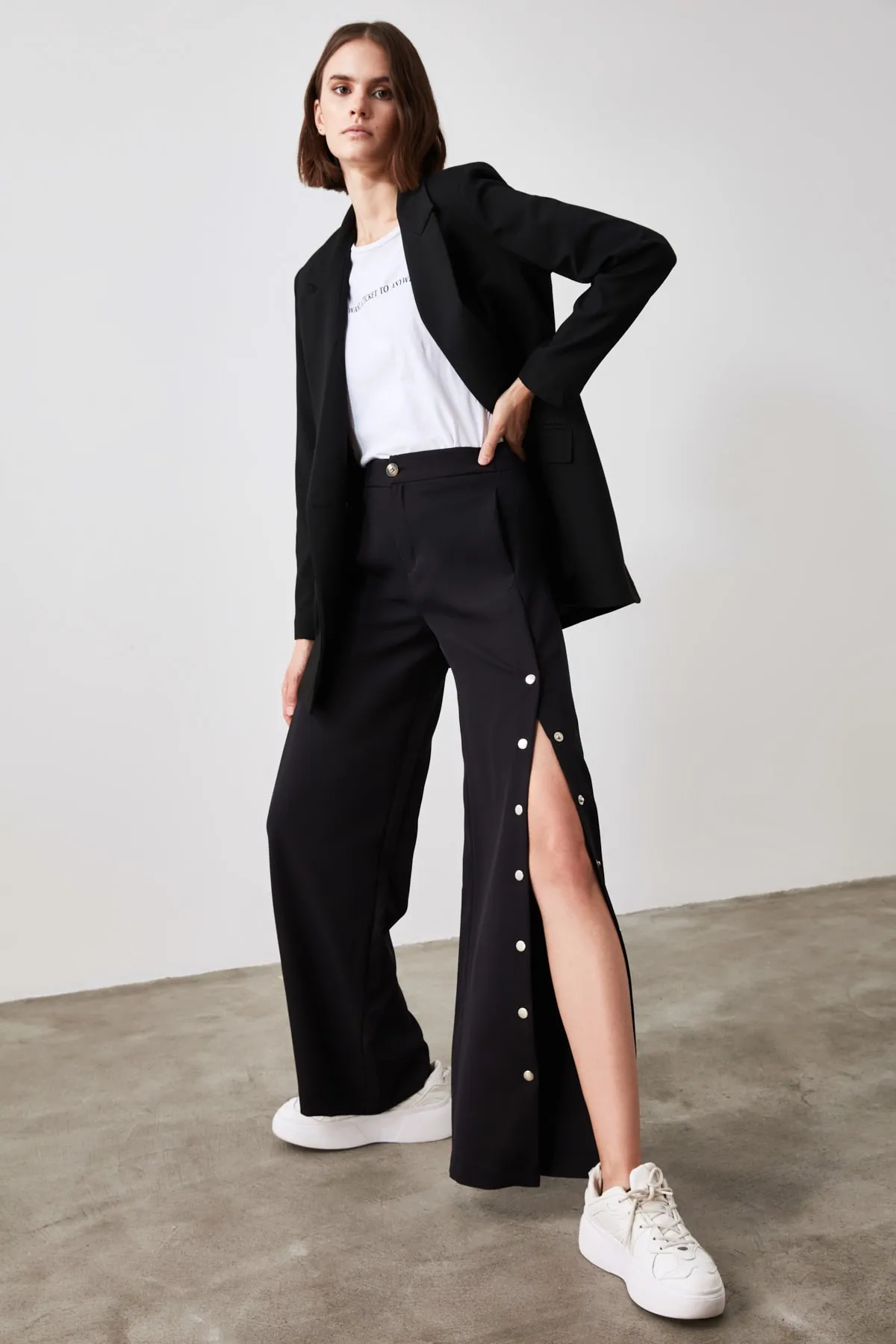 Trendyol Collection  Schwarze Webhose mit weitem Bein und seitlichen Knöpfen TWOSS20PL0398