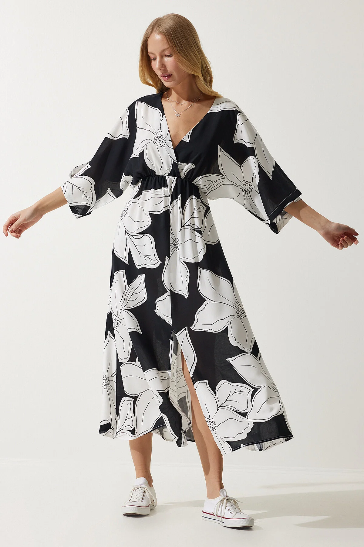 Happiness İstanbul  Schwarz-weißes gemustertes Sommerkleid aus Viskose mit Wickelkragen für Damen DK00166
