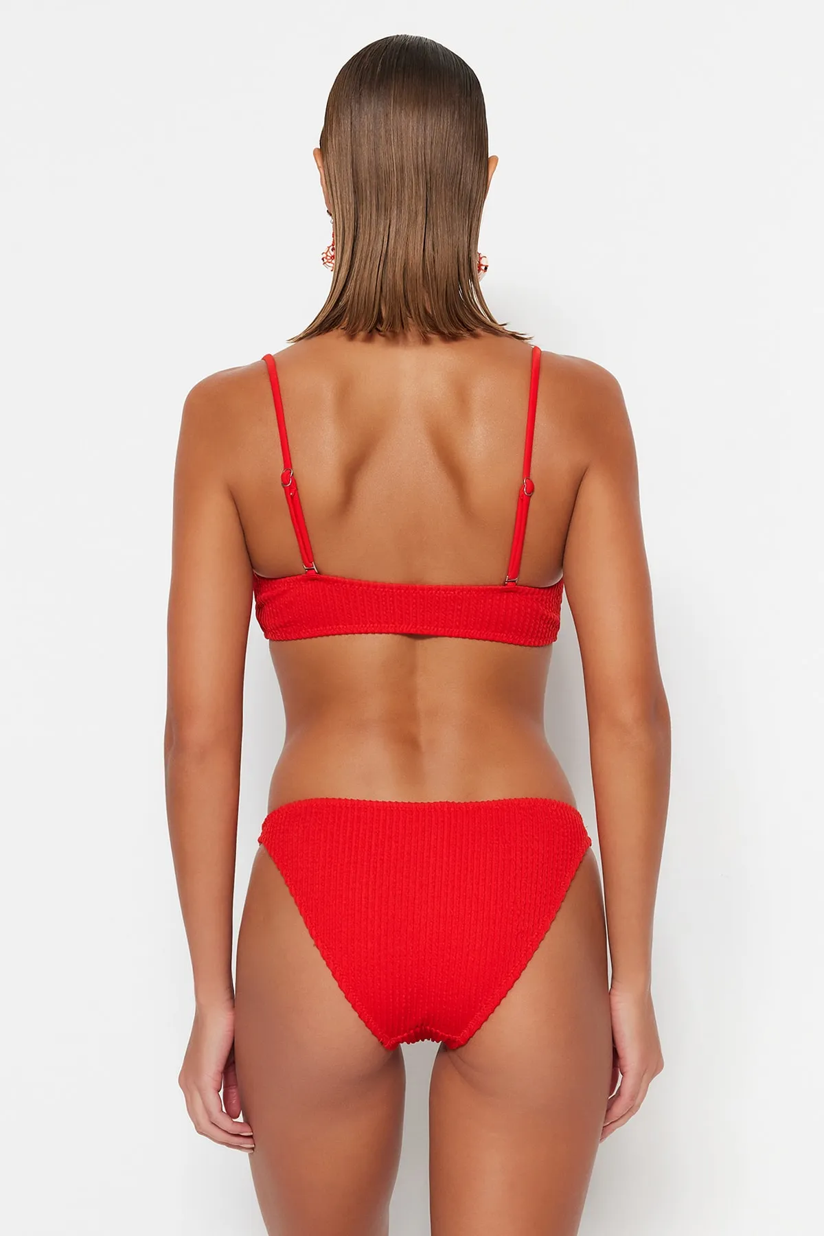 Trendyol Collection  Rote strukturierte Bikinihose mit hohem Beinausschnitt TBESS23BA00240