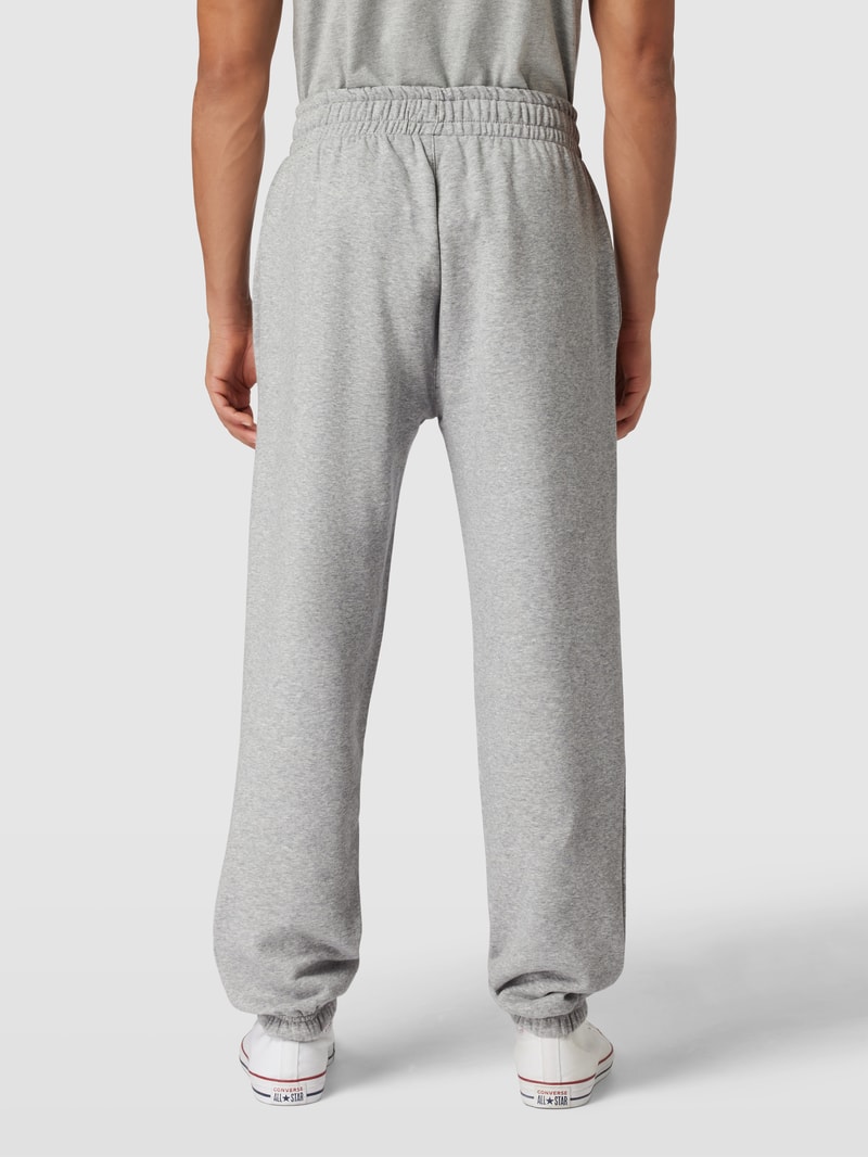 Sweatpants mit Motiv-Stitching Modell 'LEAGUE' in hellgrau meliert