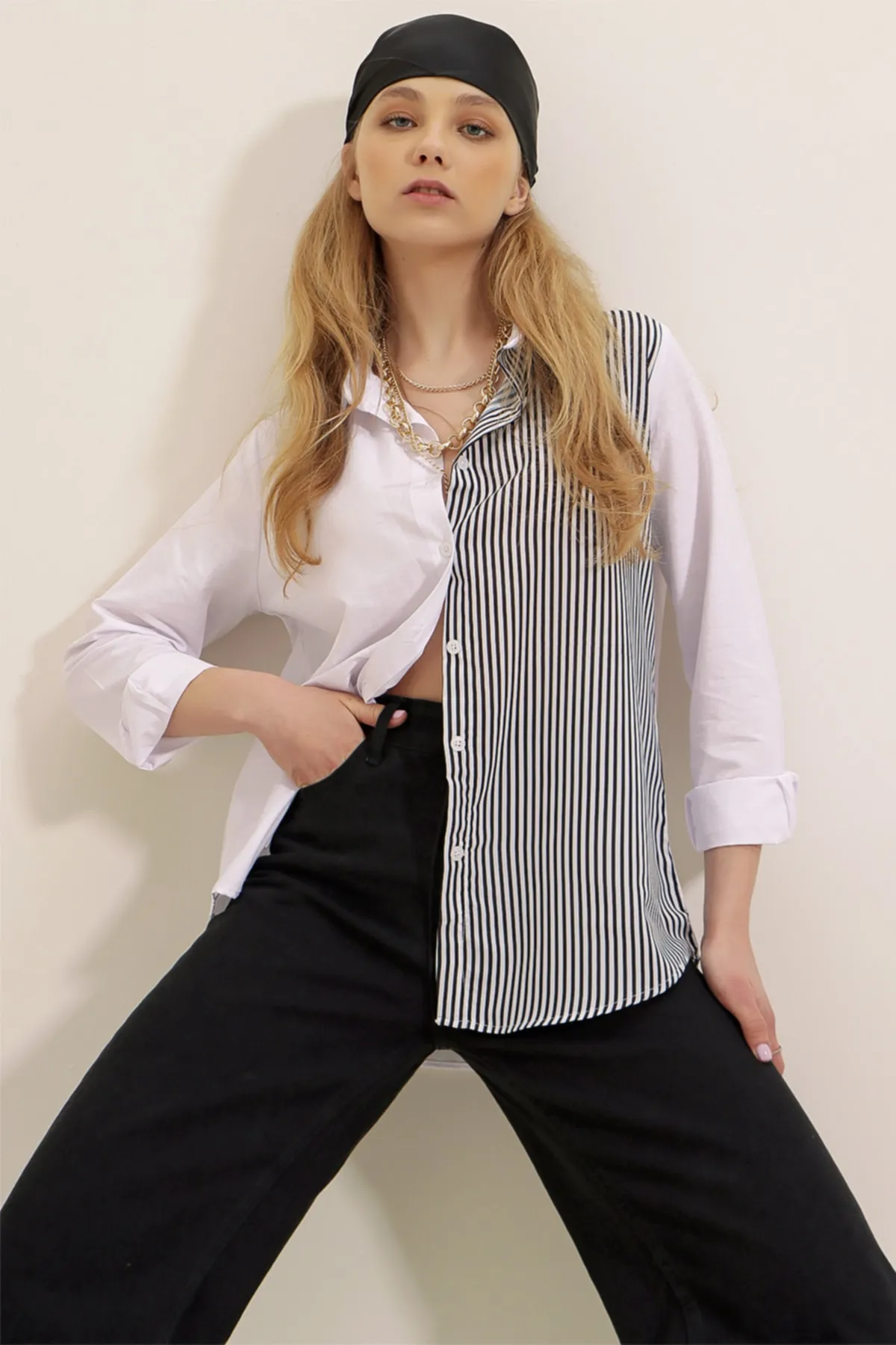 Trend Alaçatı Stili  Schwarz-weißes gewebtes Hemd mit Blockstreifen für Damen ALC-X8149