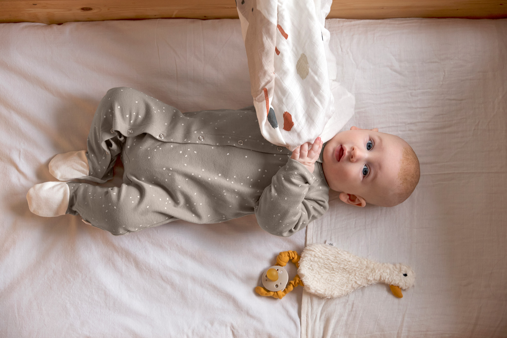 Baby Schlafanzug mit Füßen - Bio Baumwolle, Sprinkle, taupe