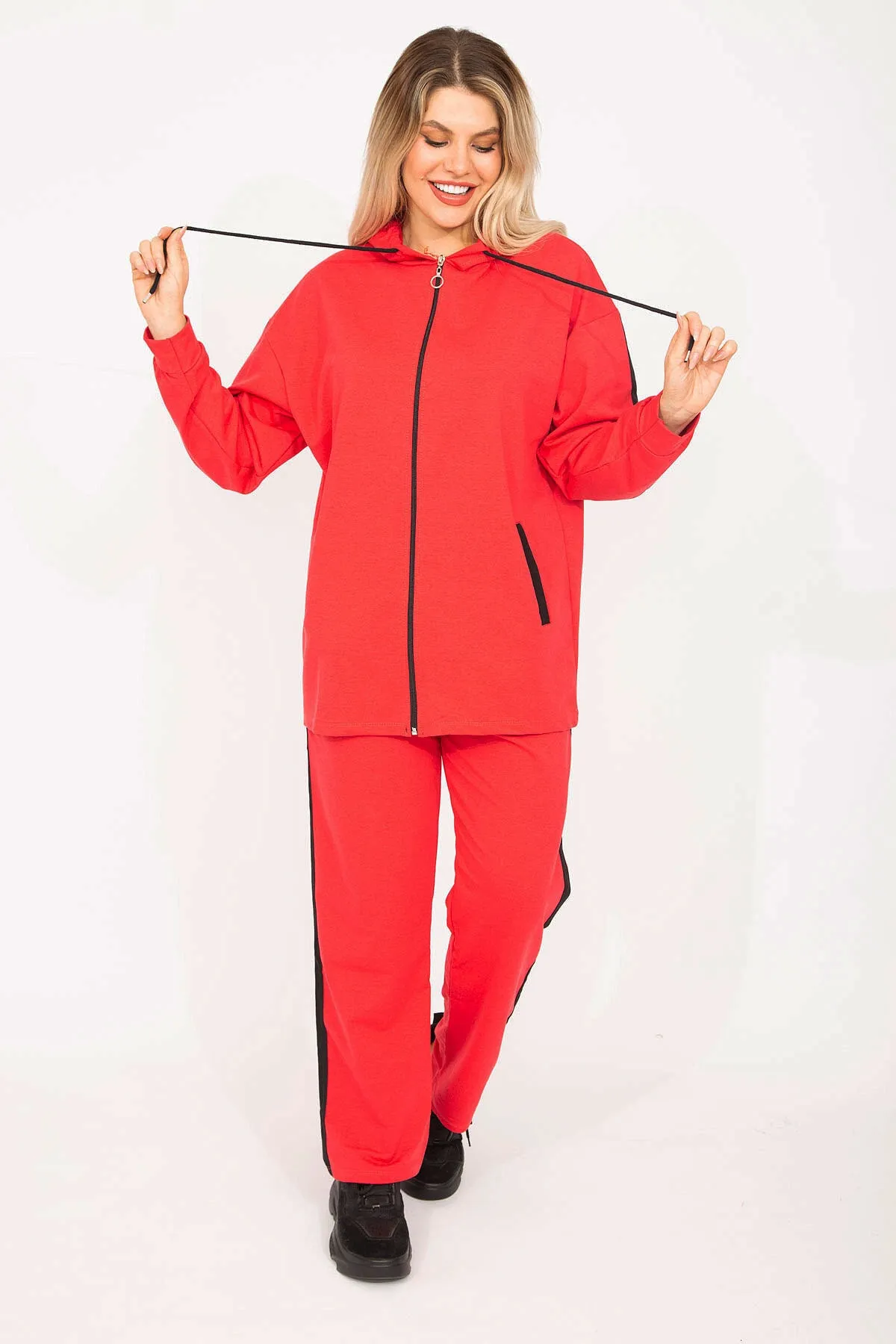 Şans  Großes rotes Sweatshirt-Hosen-Set für Damen 65n35303
