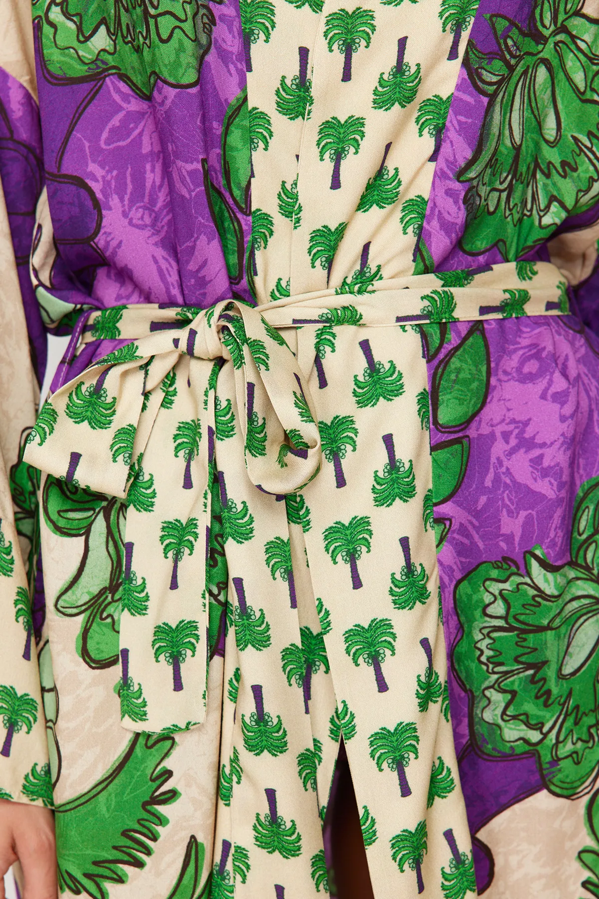 Trendyol Collection  Tropisch gemusterter, gewebter Midi-Kimono und Kaftan mit Gürtel TBESS21KM0171