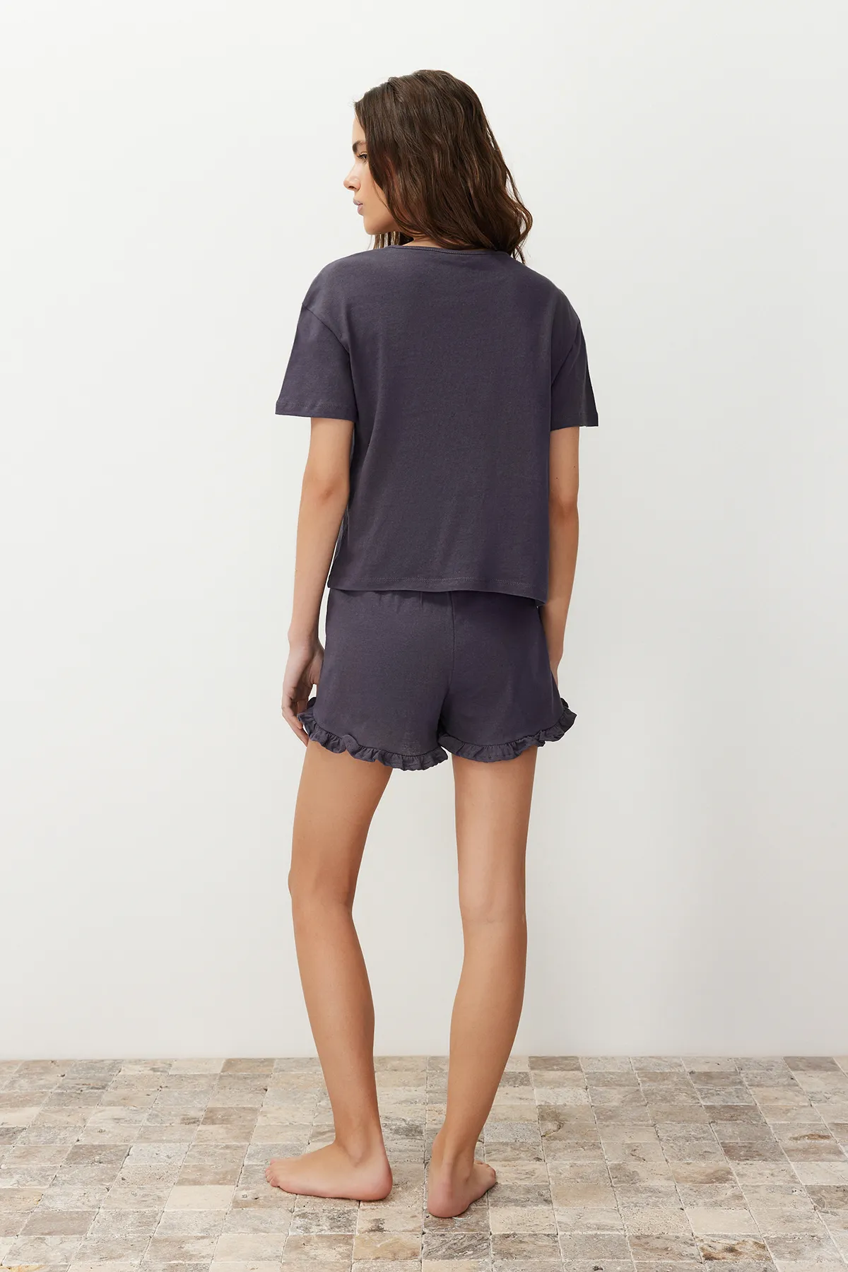 Trendyol Collection  Anthrazitfarbenes Pyjama-Set aus T-Shirt und Shorts aus 100 % Baumwolle mit bestickten Rüschendetails THMSS20PT0165