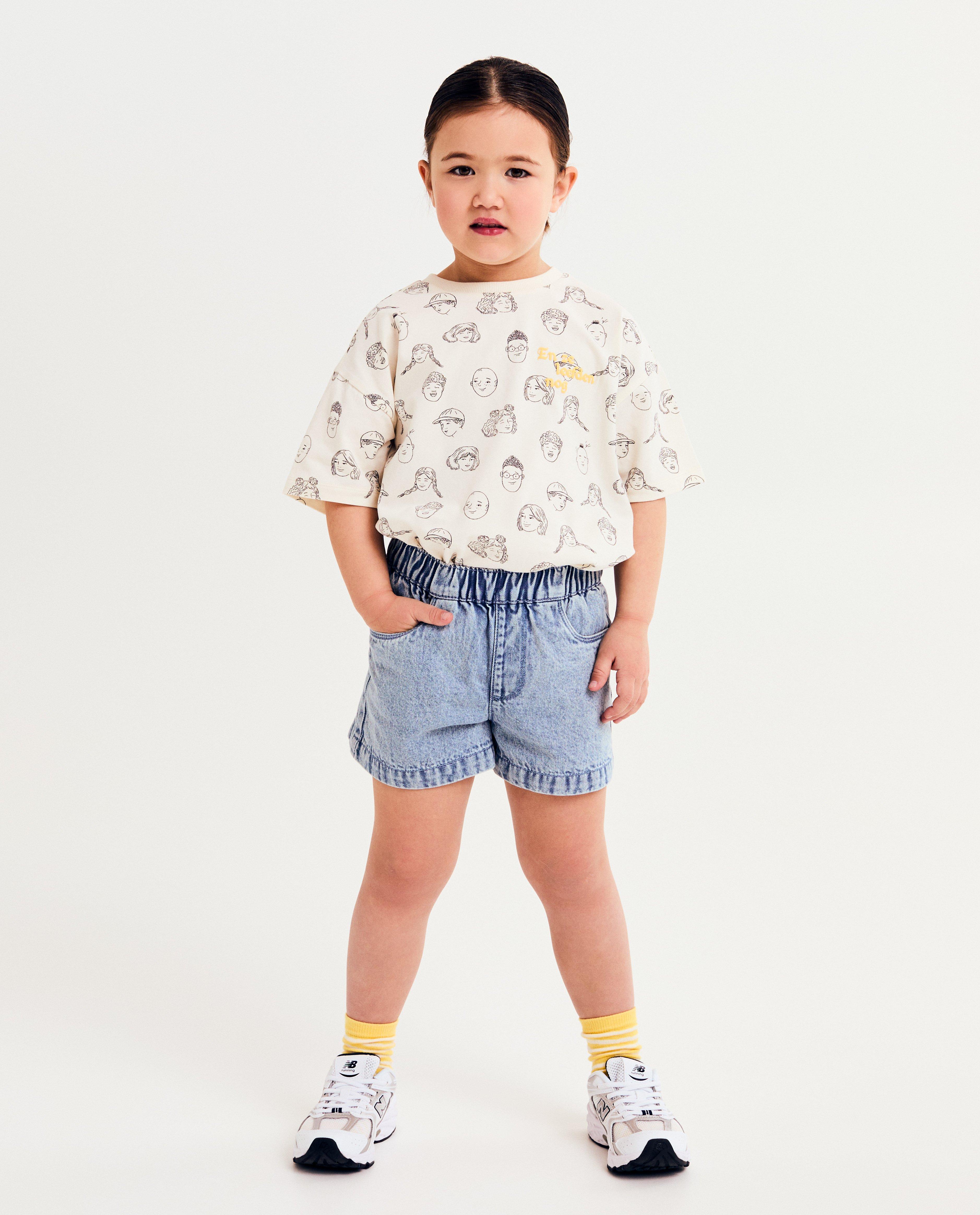 Pantaloni scurți din denim Elisabeth Lucie Baeten, albastru deschis, unisex