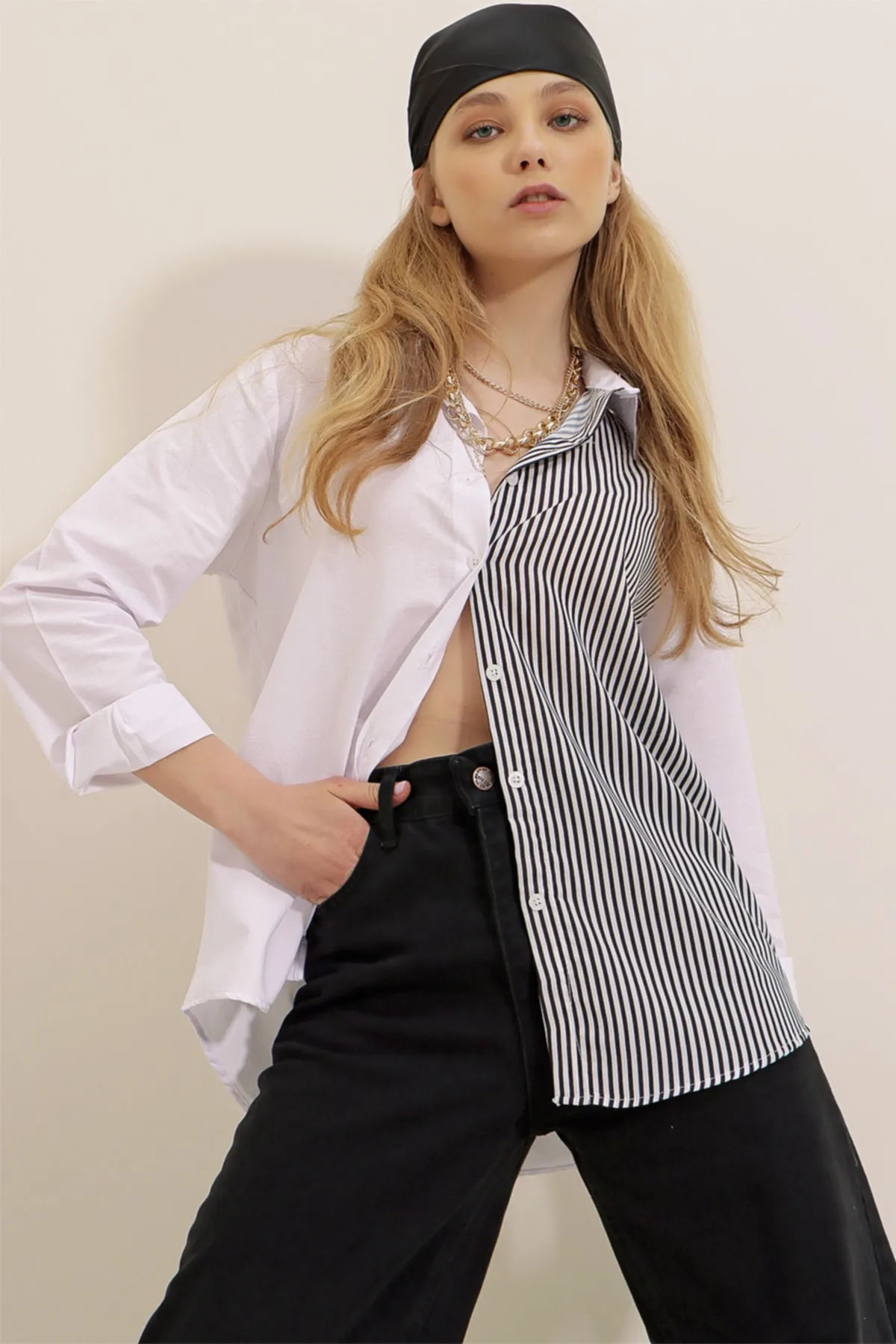 Trend Alaçatı Stili  Schwarz-weißes gewebtes Hemd mit Blockstreifen für Damen ALC-X8149