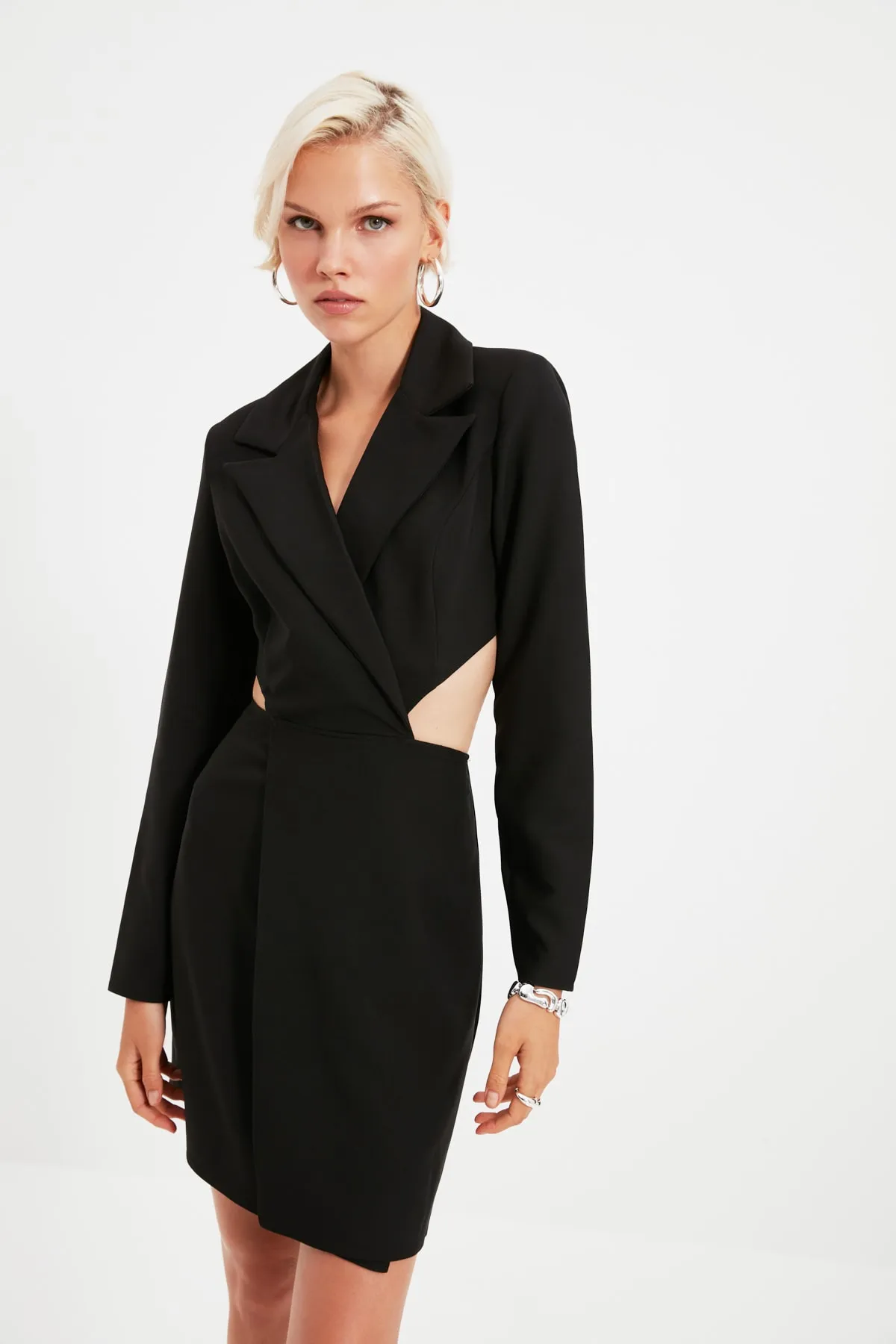 Trendyol Collection  Schwarzes Mini-Jackenkleid mit gewebten Ausschnitten und detaillierten Details TWOAW22EL0391