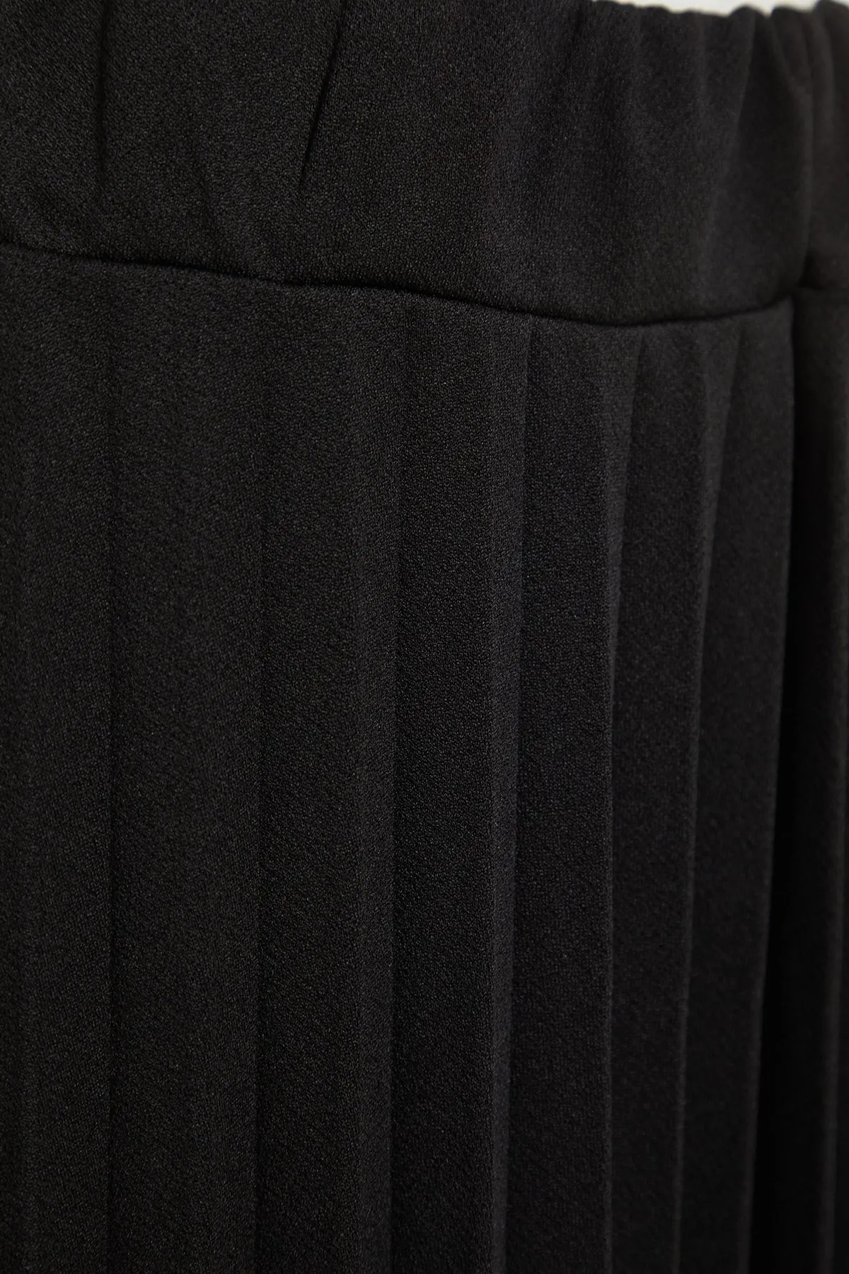 Trendyol Collection  Schwarzer ausgestellter Midi-Plissee-Rock aus Crêpe-Strick mit hoher Taille TWOSS23ET00048