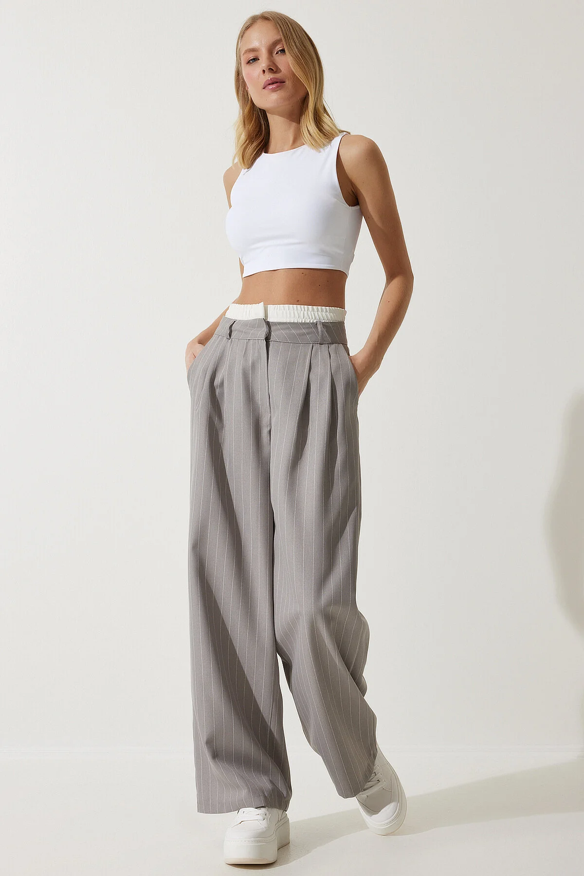 Happiness İstanbul  Graue Damenhose mit kontrastierender Taille und detailliertem, gestreiftem Webmuster CI00104