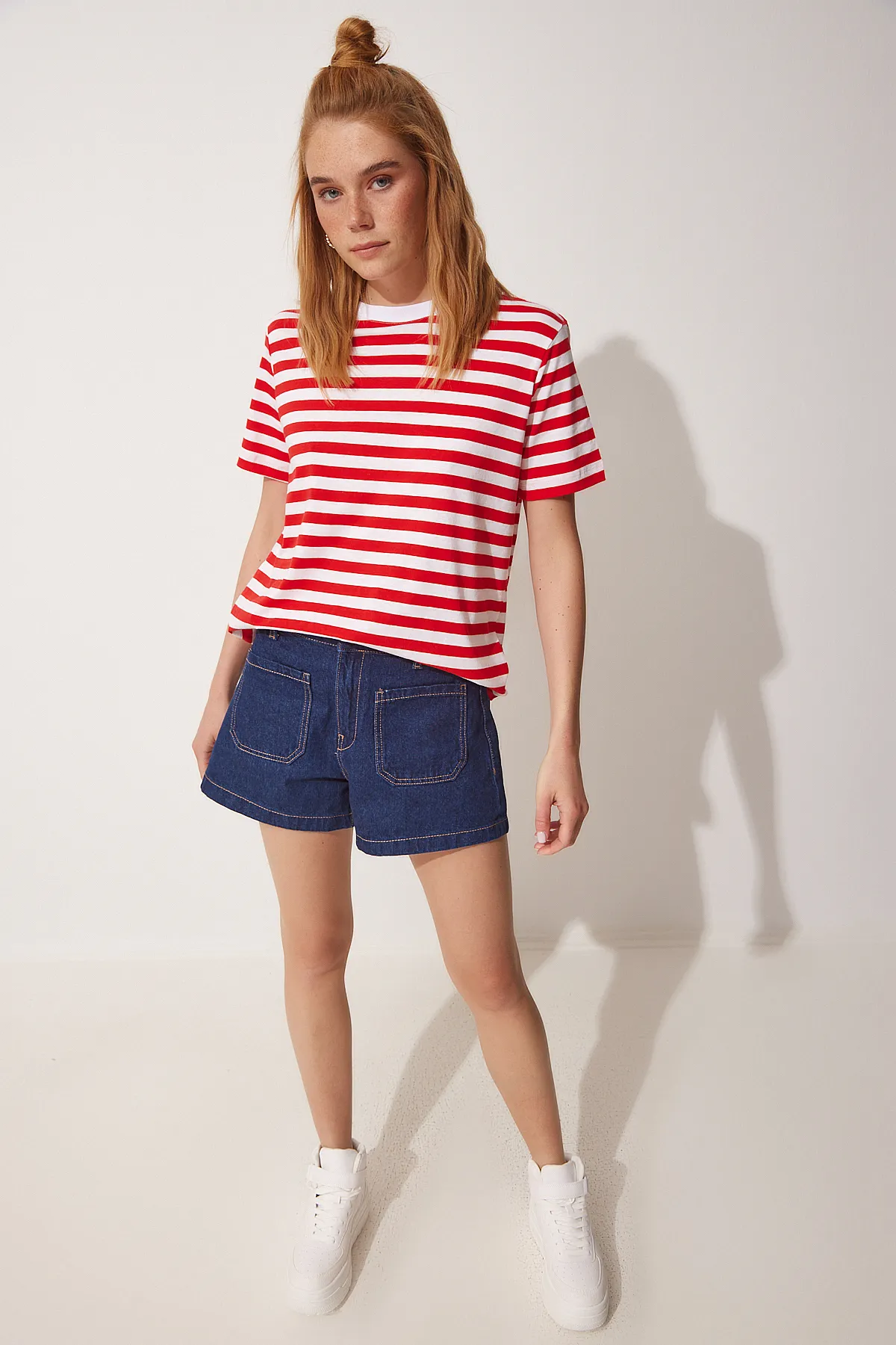 Happiness İstanbul  Rot-weiß gestreiftes Baumwoll-Strick-T-Shirt für Damen AH00148