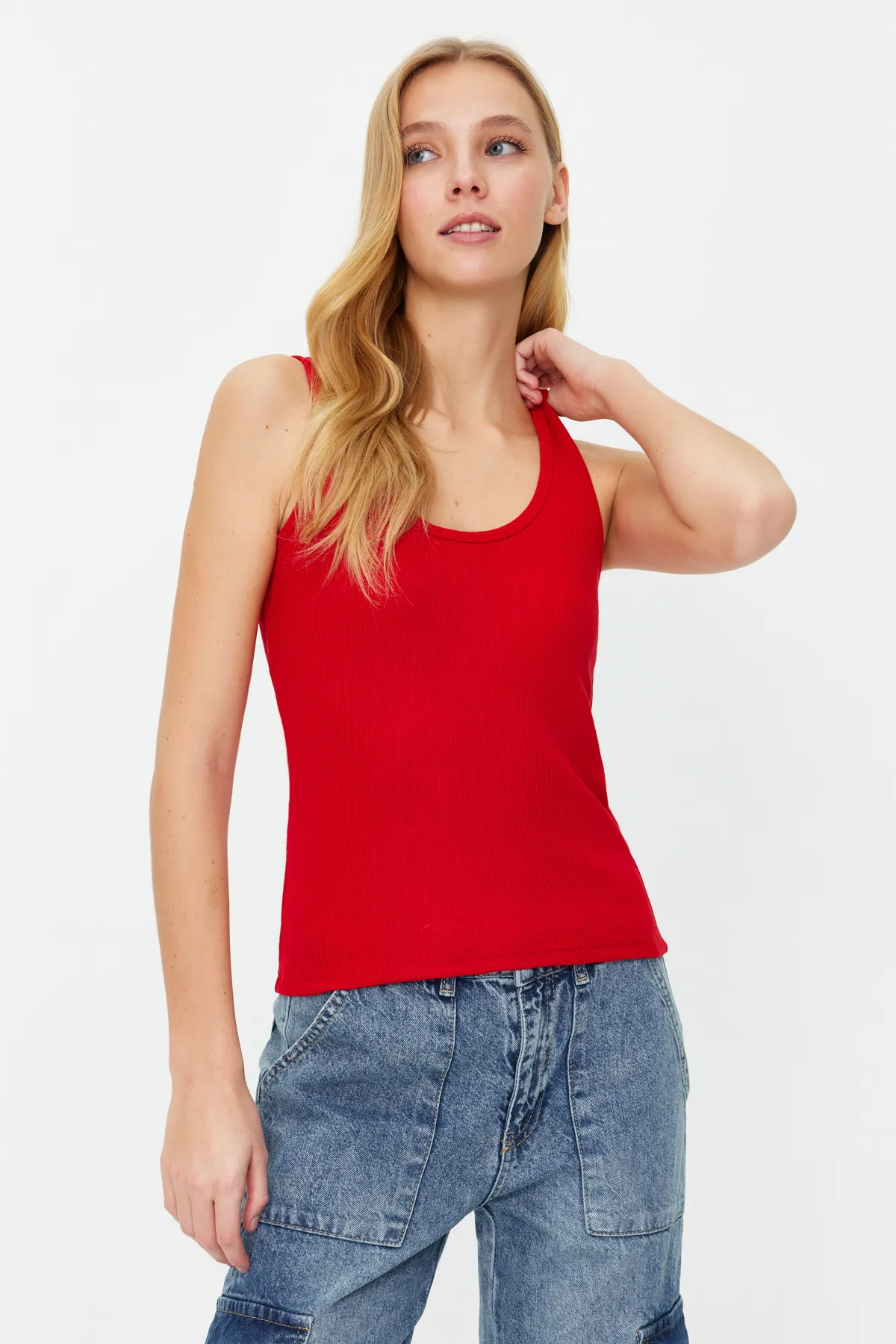 Trendyol Collection  Rotes, tailliertes, geripptes, dehnbares Strick-Unterhemd mit Pool-Ausschnitt TWOSS22AL0042