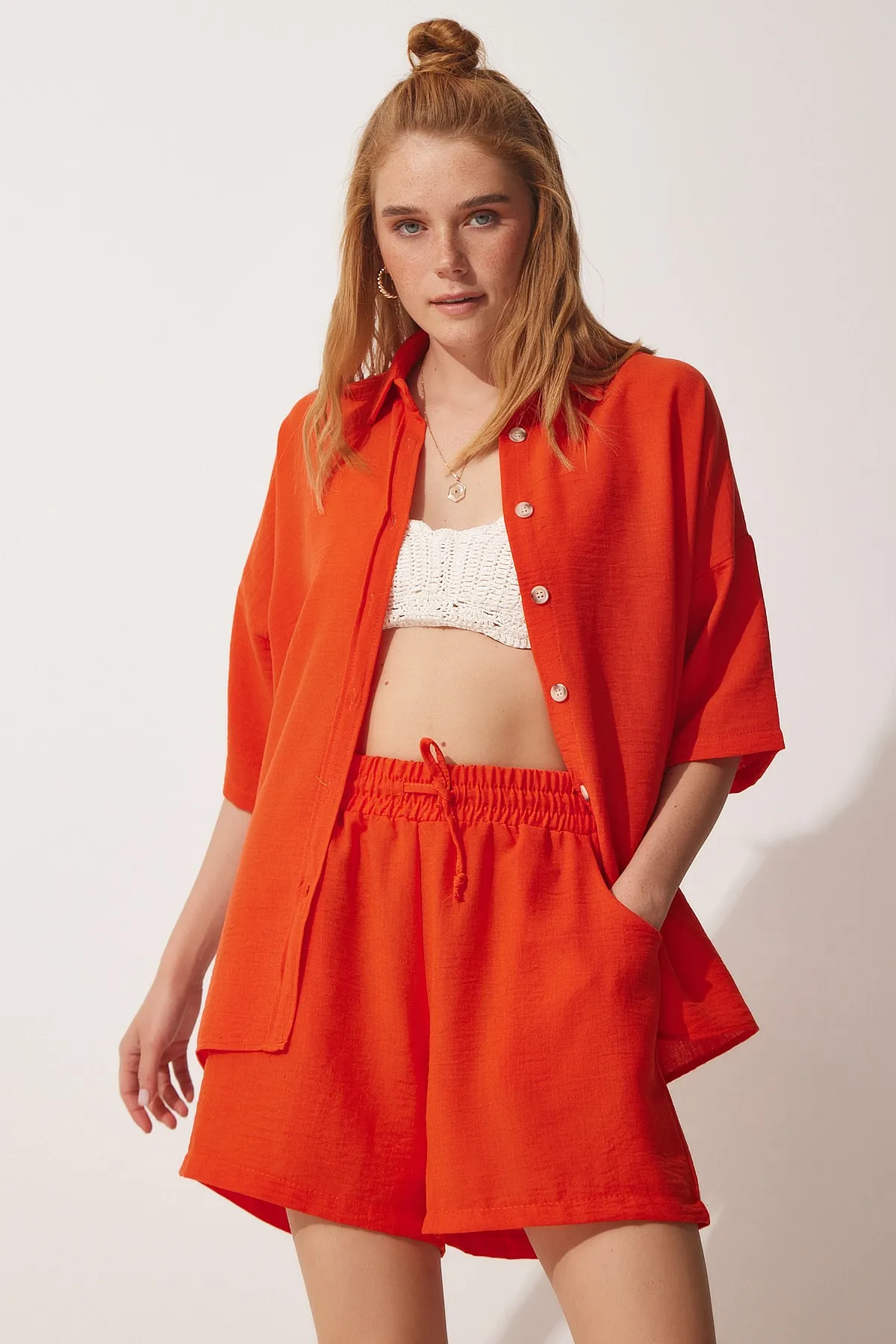Happiness İstanbul  Oranges Sommer-Set aus Leinenhemd und Shorts für Damen CI00082