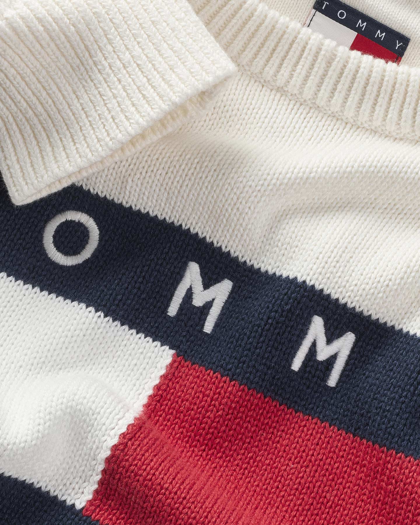 Dámska kabelka Tommy Hilfiger Center Flag W DW0DW19335-YBH