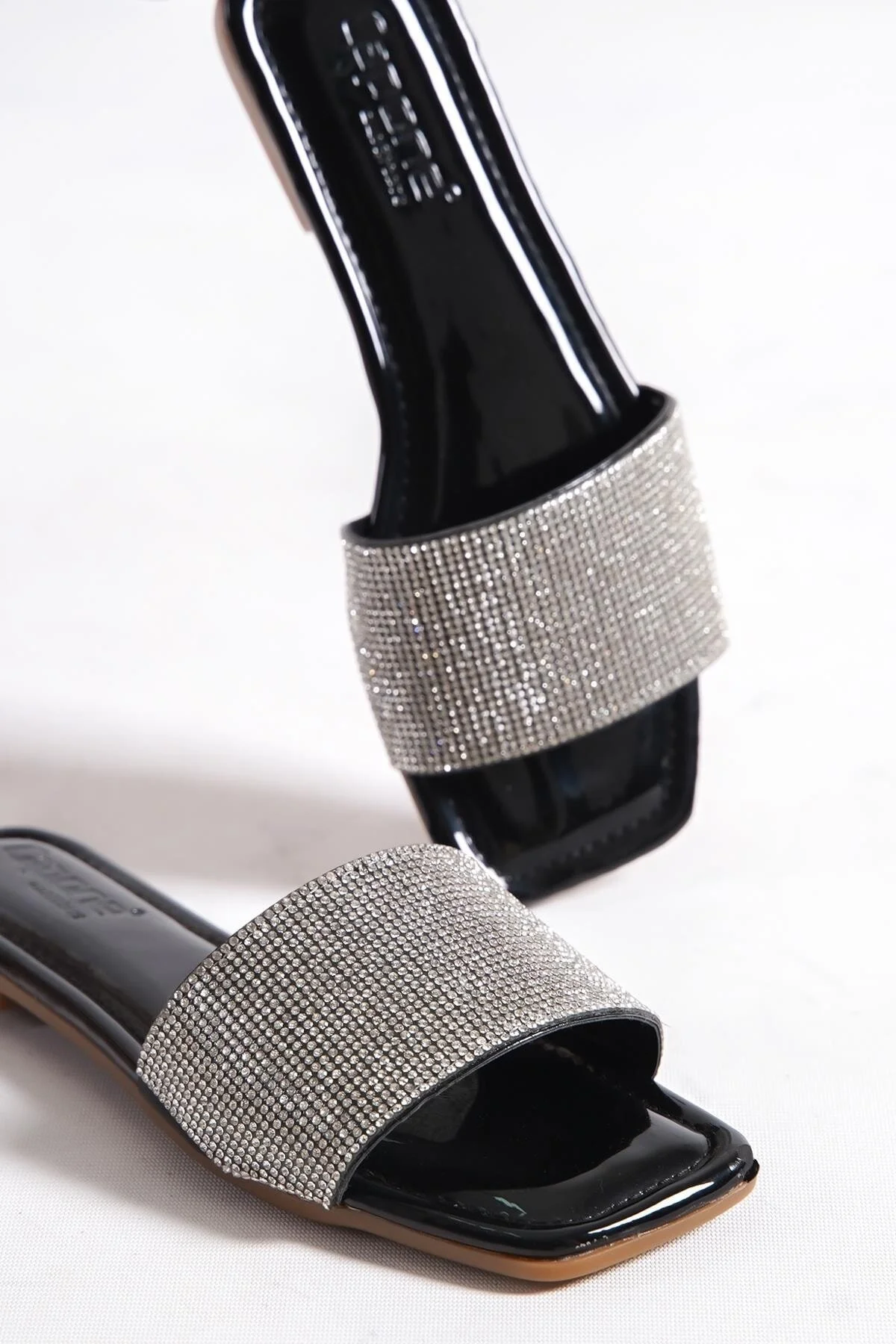 Capone Outfitters  Capone Stone Single Strap Flat Heel Stepp-Damenhausschuhe