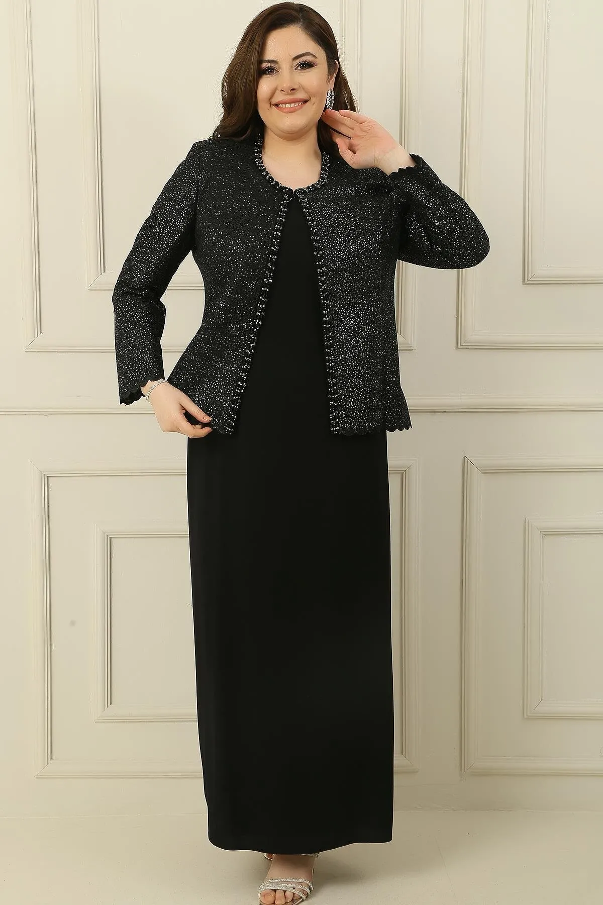 By Saygı  2-teiliges Set mit Kragen, Steinfutter, langem Kreppkleid und Paillettenjacke in Übergröße