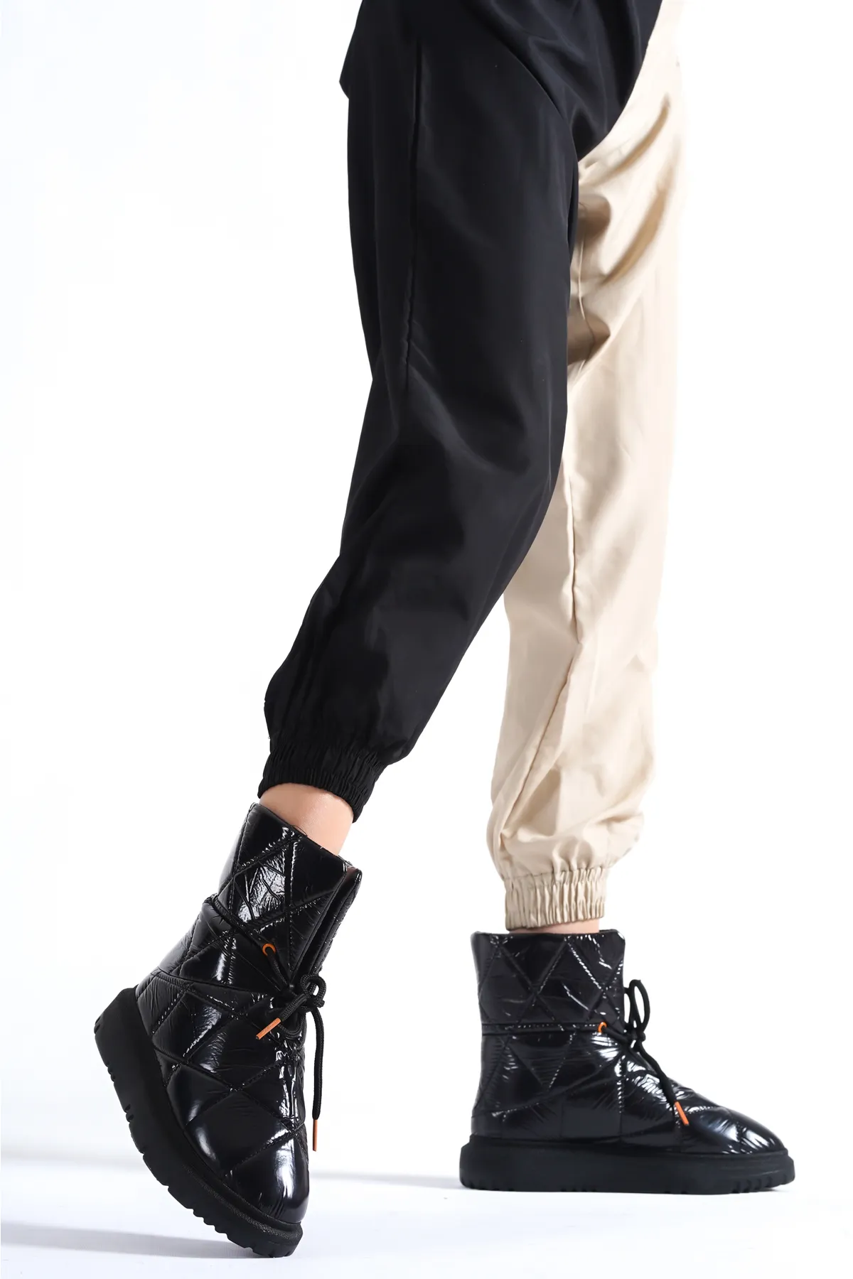 Capone Outfitters  Gesteppte Damen-Schneestiefel aus Fallschirmstoff mit verstellbarer Knöchelschnalle