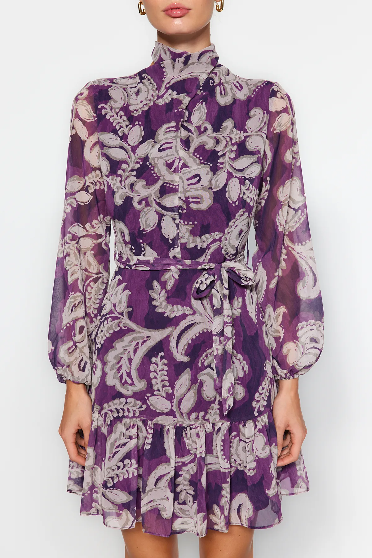 Trendyol Collection  Pflaumenfarbenes, gewebtes Kleid aus Chiffon mit Gürtel, Volants, Stehkragen und Futter TWOAW24EL00261