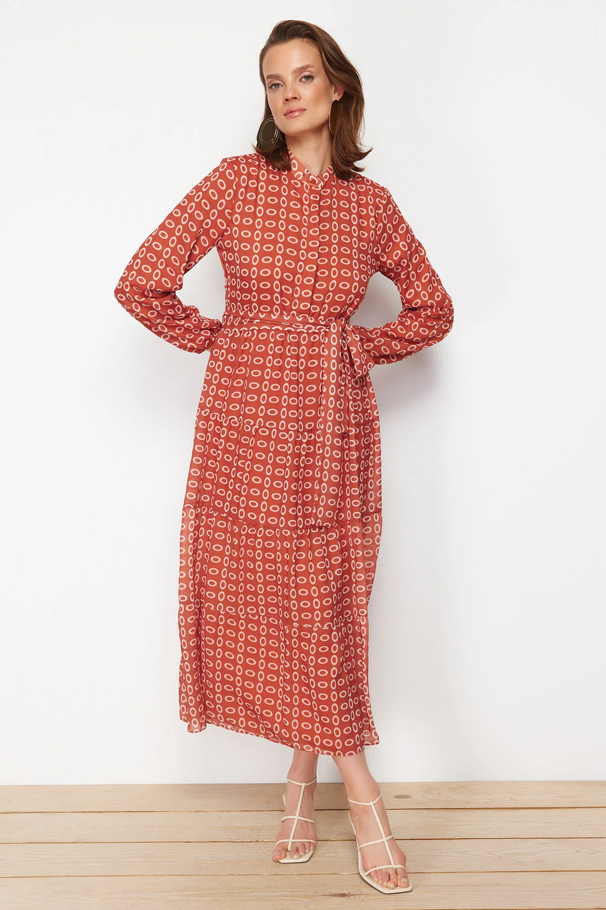 Trendyol Modest  Kleid aus gewebtem Chiffon mit geometrischem Muster und Gürtel, Stehkragen und Futter TCTSS21EL3346