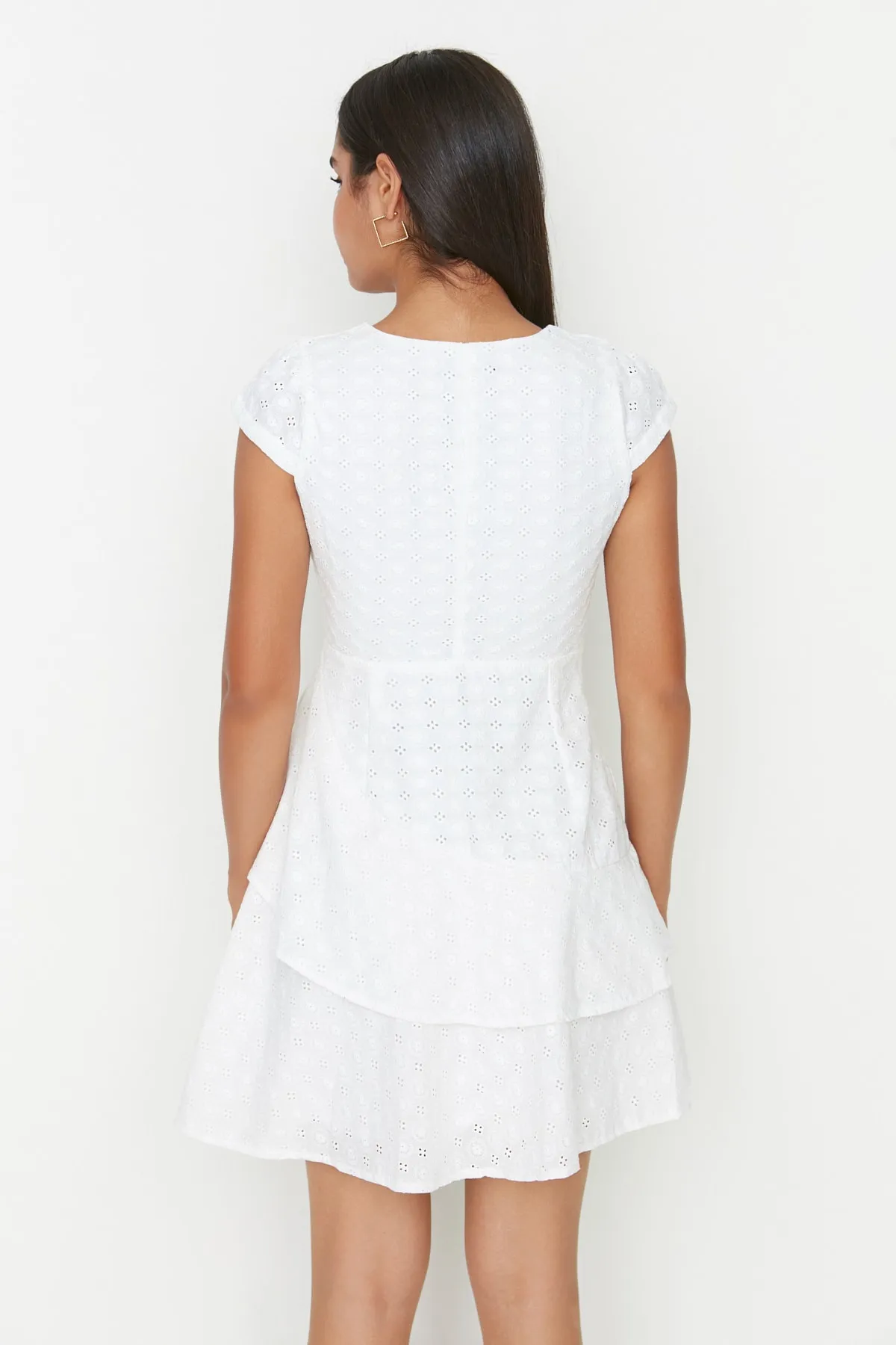 Trendyol Collection  Weißes, besticktes Webkleid TWOSS22EL00700