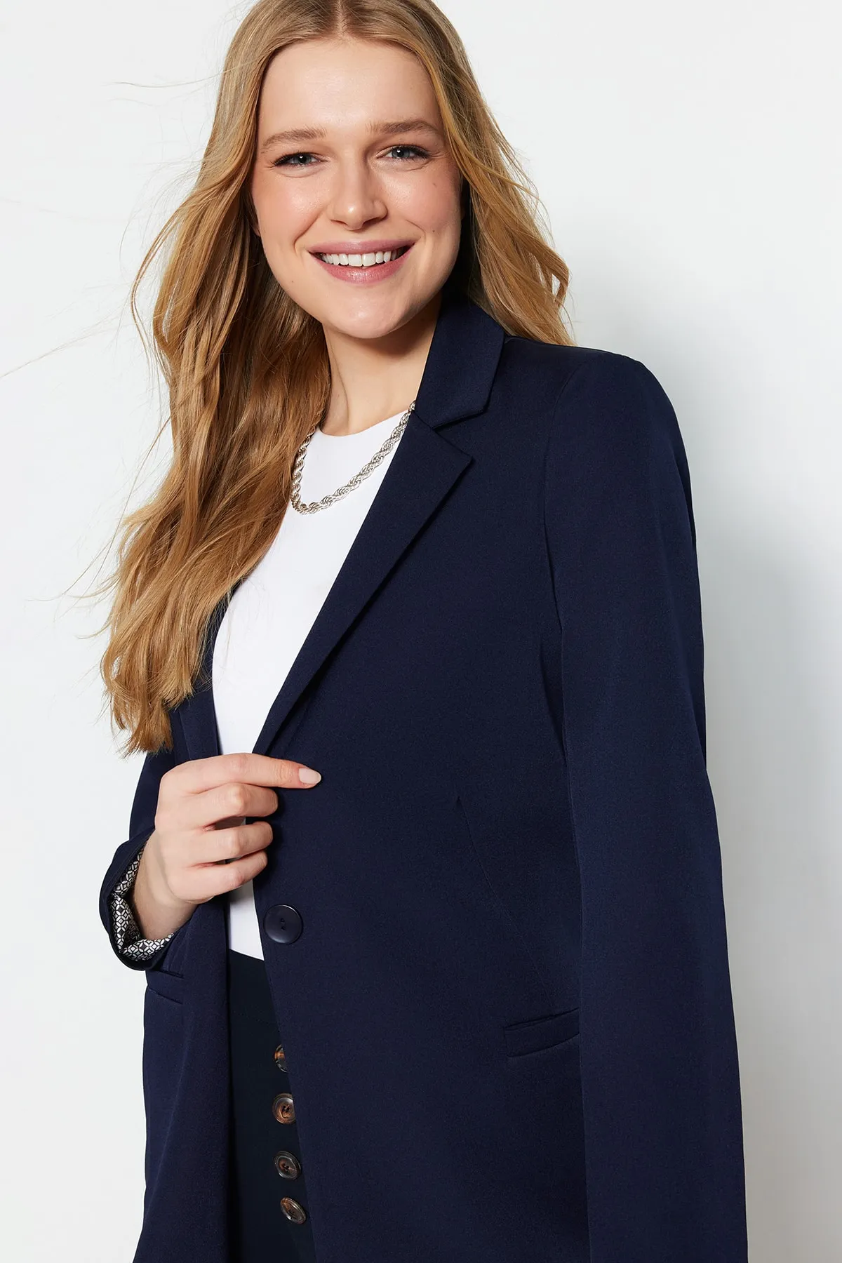 Trendyol Collection  Marineblaue Blazerjacke mit normalem Futter und detailliertem Webmuster TWOAW20CE0316