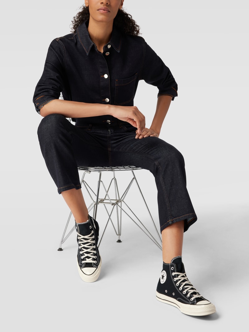 Jeans mit Label-Patch in dunkelblau