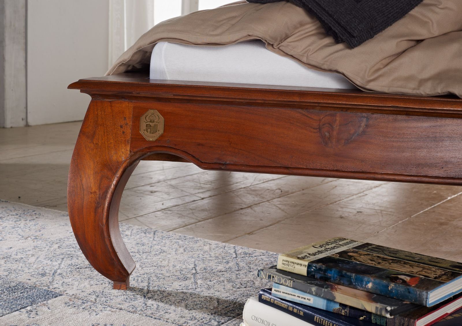 Massivmoebel24 Massivholzbett OPIUM (Bett aus robustem Massivholz, massives Holzbett Bettgestell, Doppelbett im Landhausstil, mit extravaganten Beinen, in braun lackiert 200x200 Akazie)