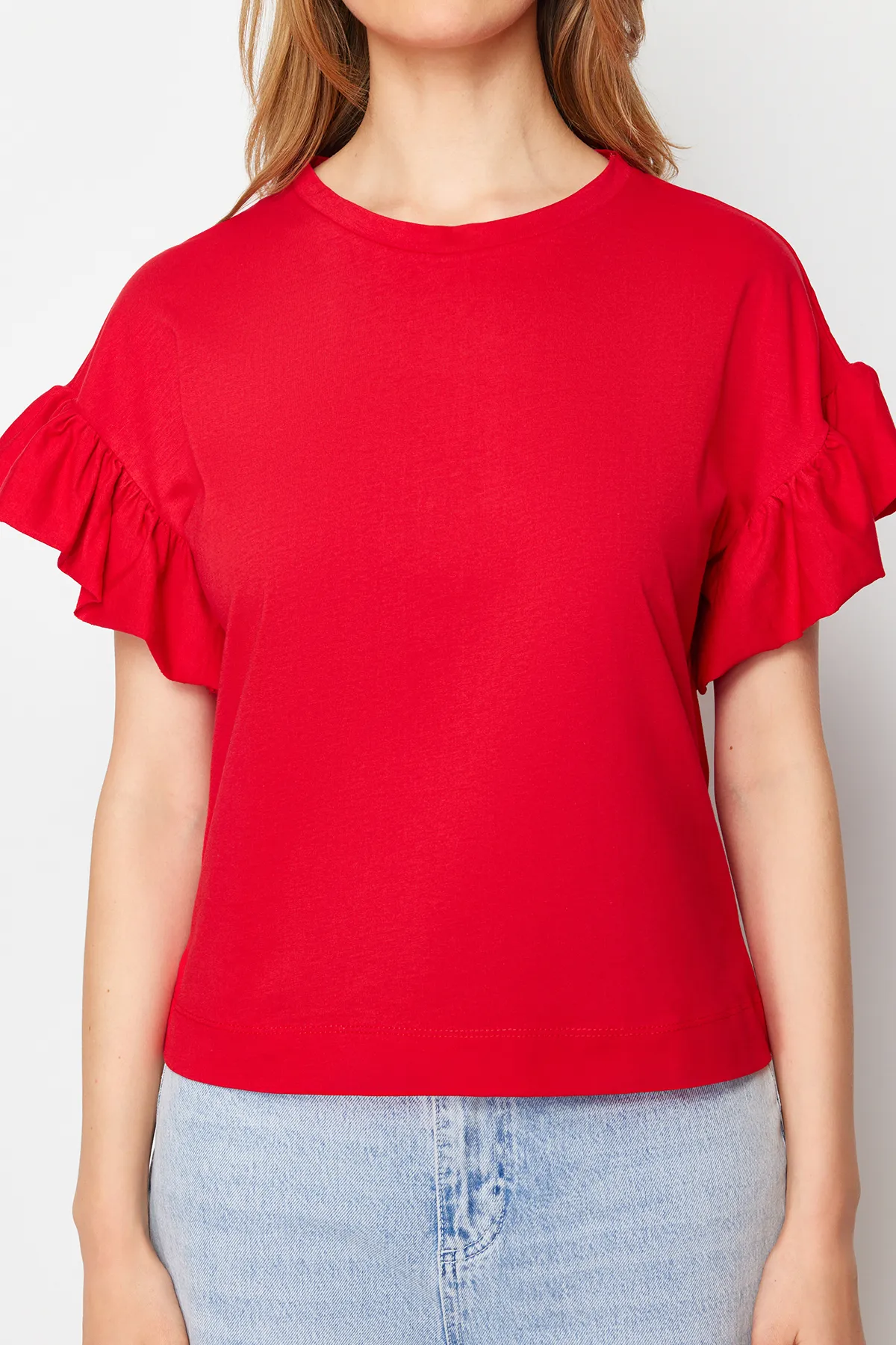 Trendyol Collection  Rotes Basic-Strick-T-Shirt mit Rundhalsausschnitt aus 100 % Baumwolle mit Rüschen und Details TWOSS22TS2429