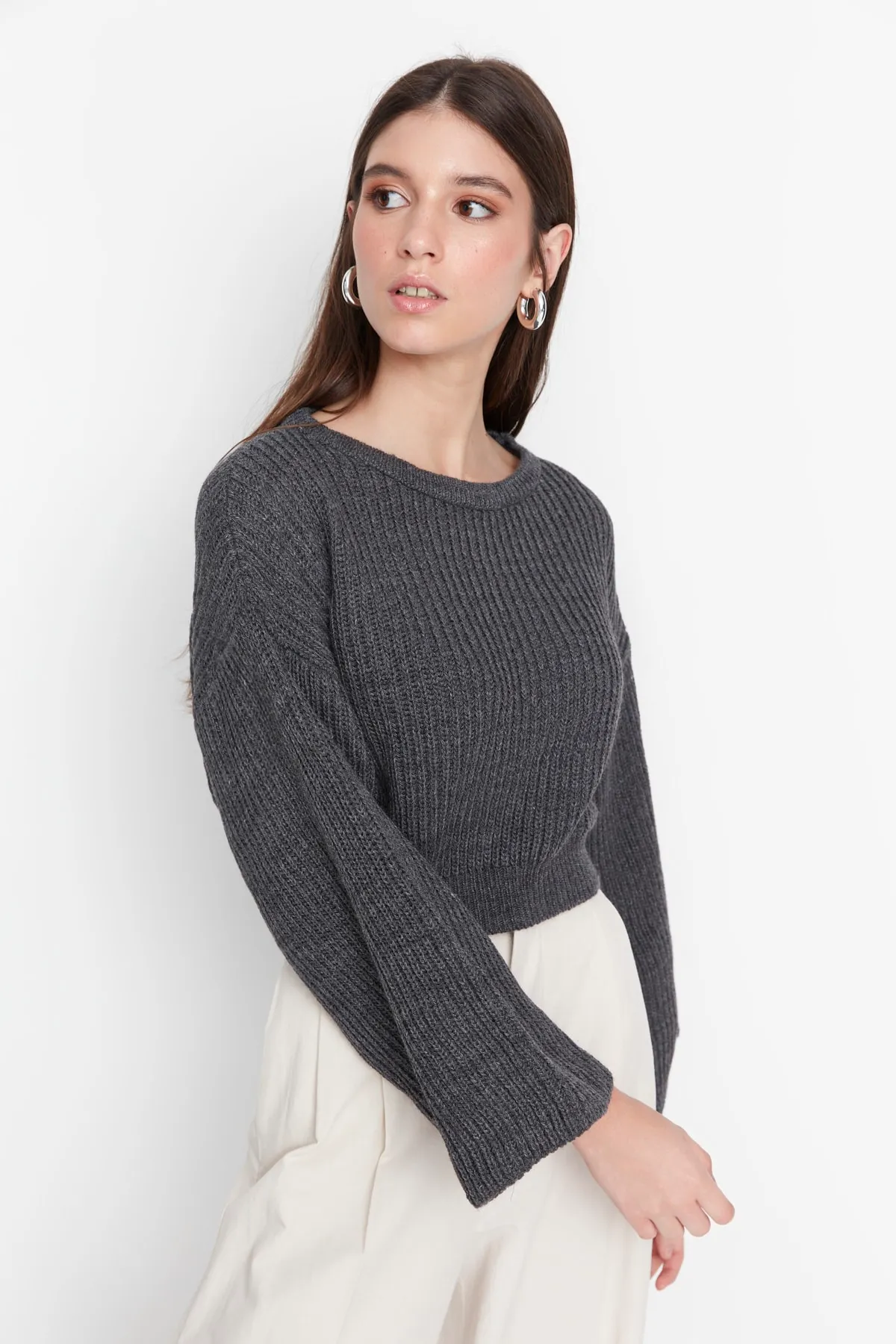 Trendyol Collection  Anthrazitfarbener, kurz geschnittener Strickpullover mit spanischen Ärmeln TWOAW20KZ0743