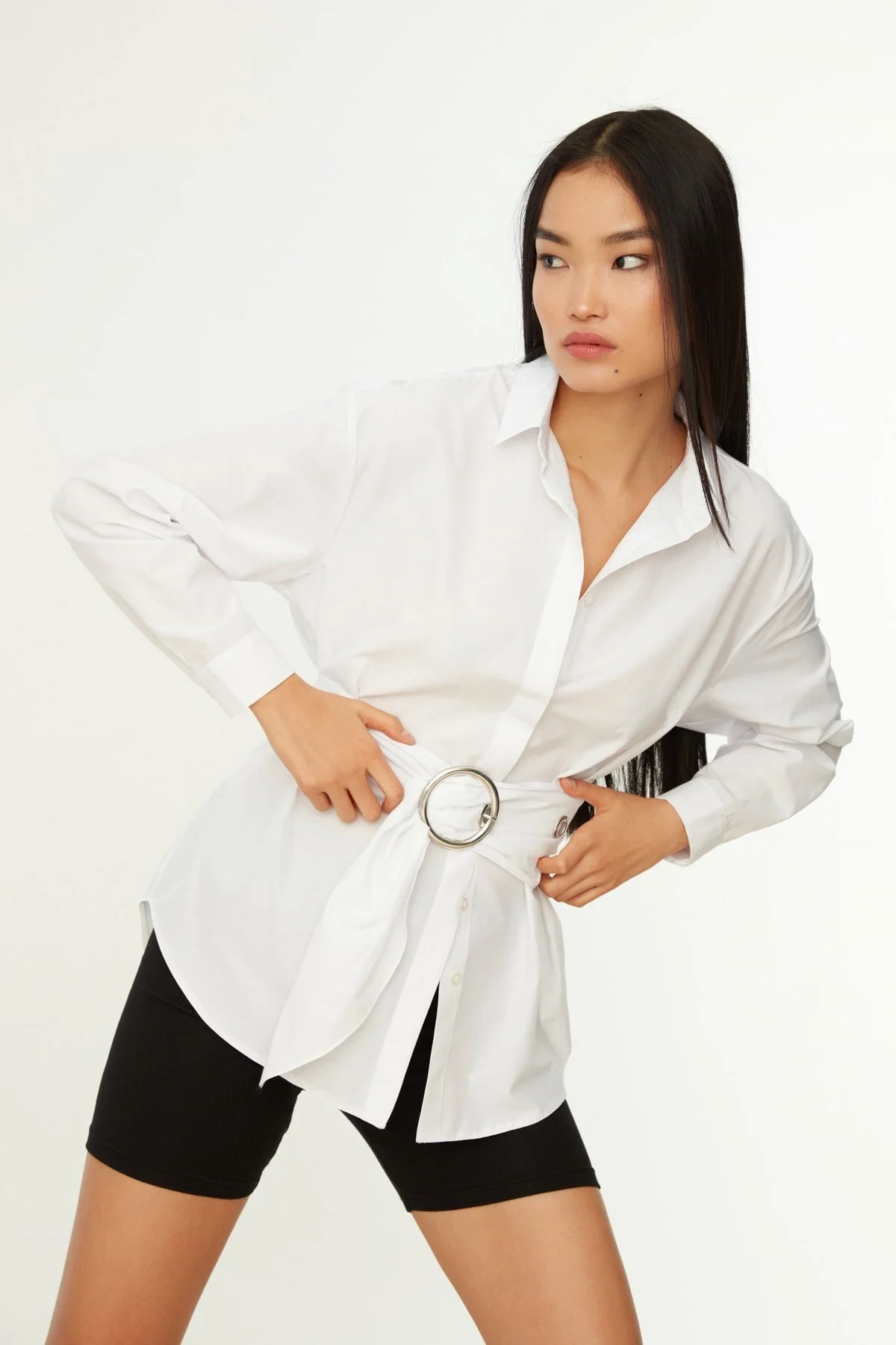 Trendyol Collection  Weißes, gewebtes Hemd aus Baumwolle mit Gürtelschnalle TWOAW20GO0099