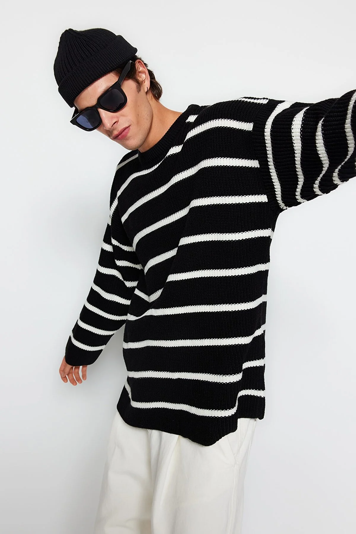 Trendyol Collection  Schwarzer Unisex-Strickpullover in Oversize-Passform, weiter Passform, Rundhalsausschnitt, TMNAW23KZ00285