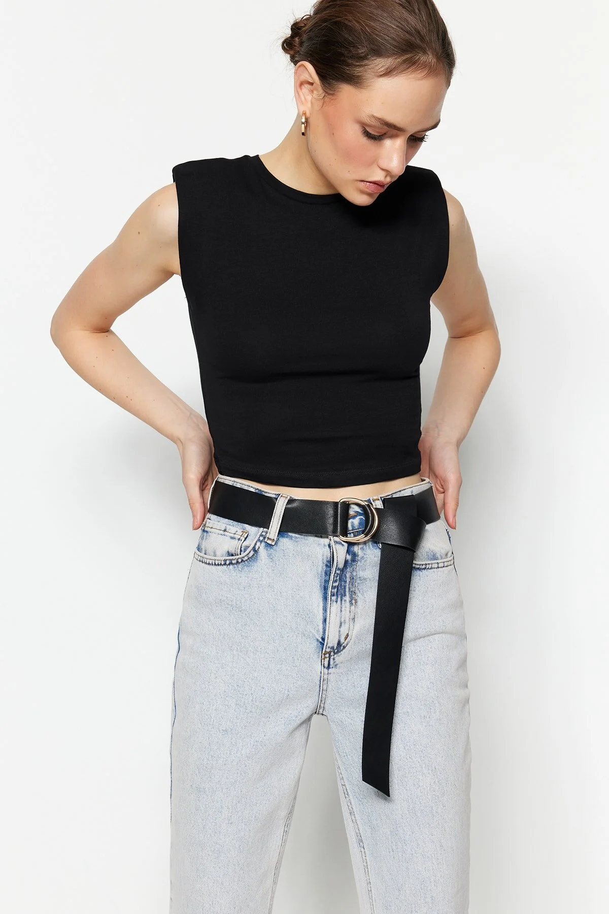 Trendyol Collection  Schwarze wattierte, eng anliegende, kurze, dehnbare Strickbluse mit Rundhalsausschnitt TWOSS23BZ00251