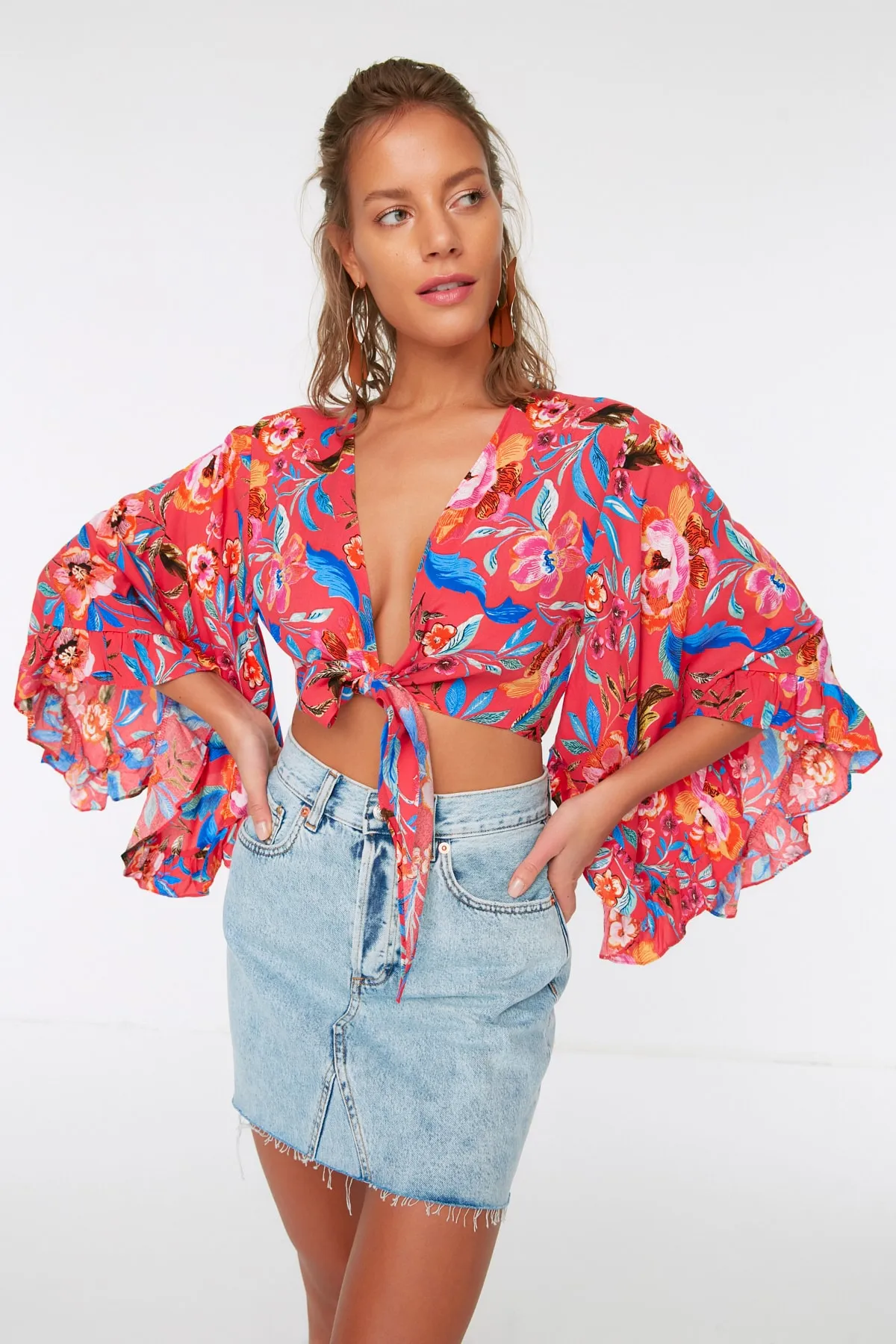 Trendyol Collection  Rote, bauchfreie, gewebte Volantbluse TBESS19BB0095