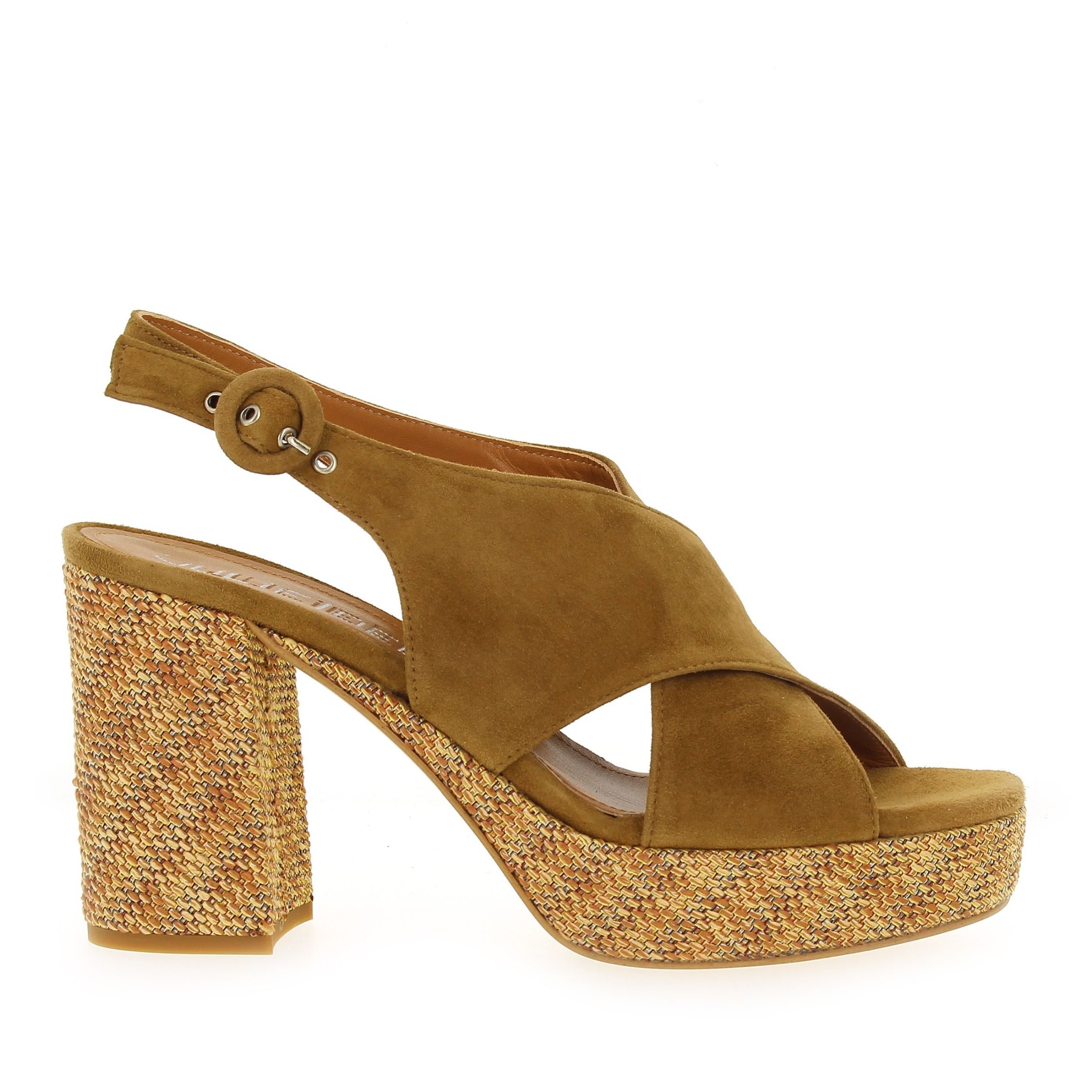 Julie Dee  BR 255 - Noisette