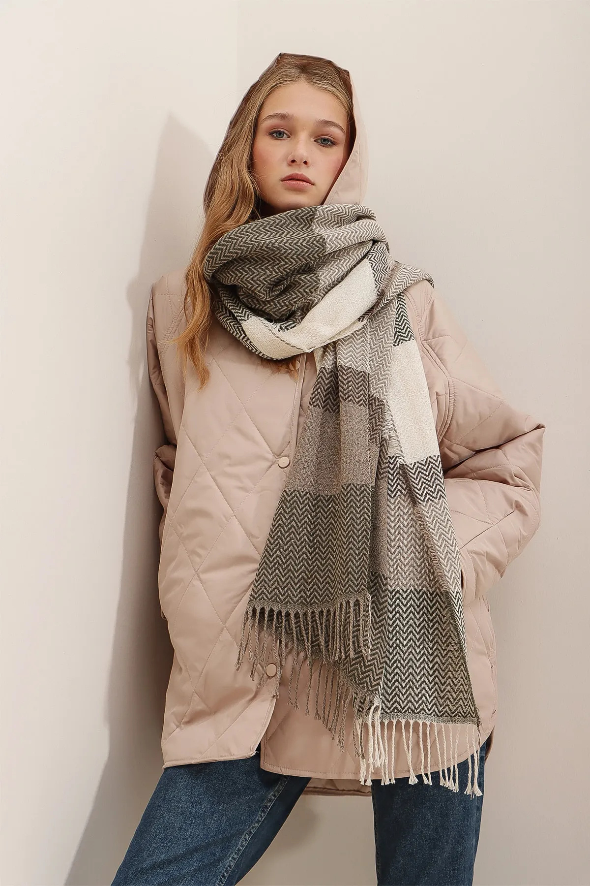 Trend Alaçatı Stili  Gemusterter Schal aus milchig-kaffeefarbener Wollmischung für Damen ALC-A2066
