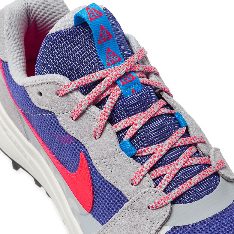 NIKE ACG Lowcate wolf grey/bright crimson-indigo burst