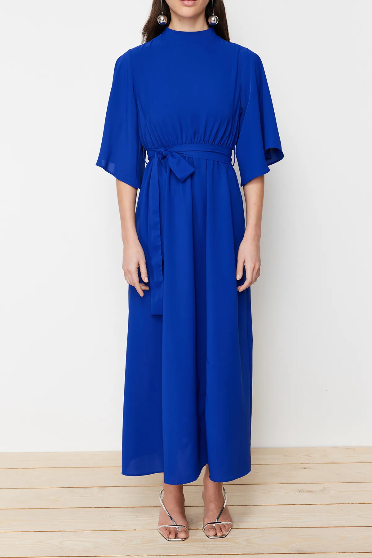 Trendyol Modest  Saks – Gewebtes Kleid mit halblangen Ärmeln und Gürtel TCTSS24DB00009